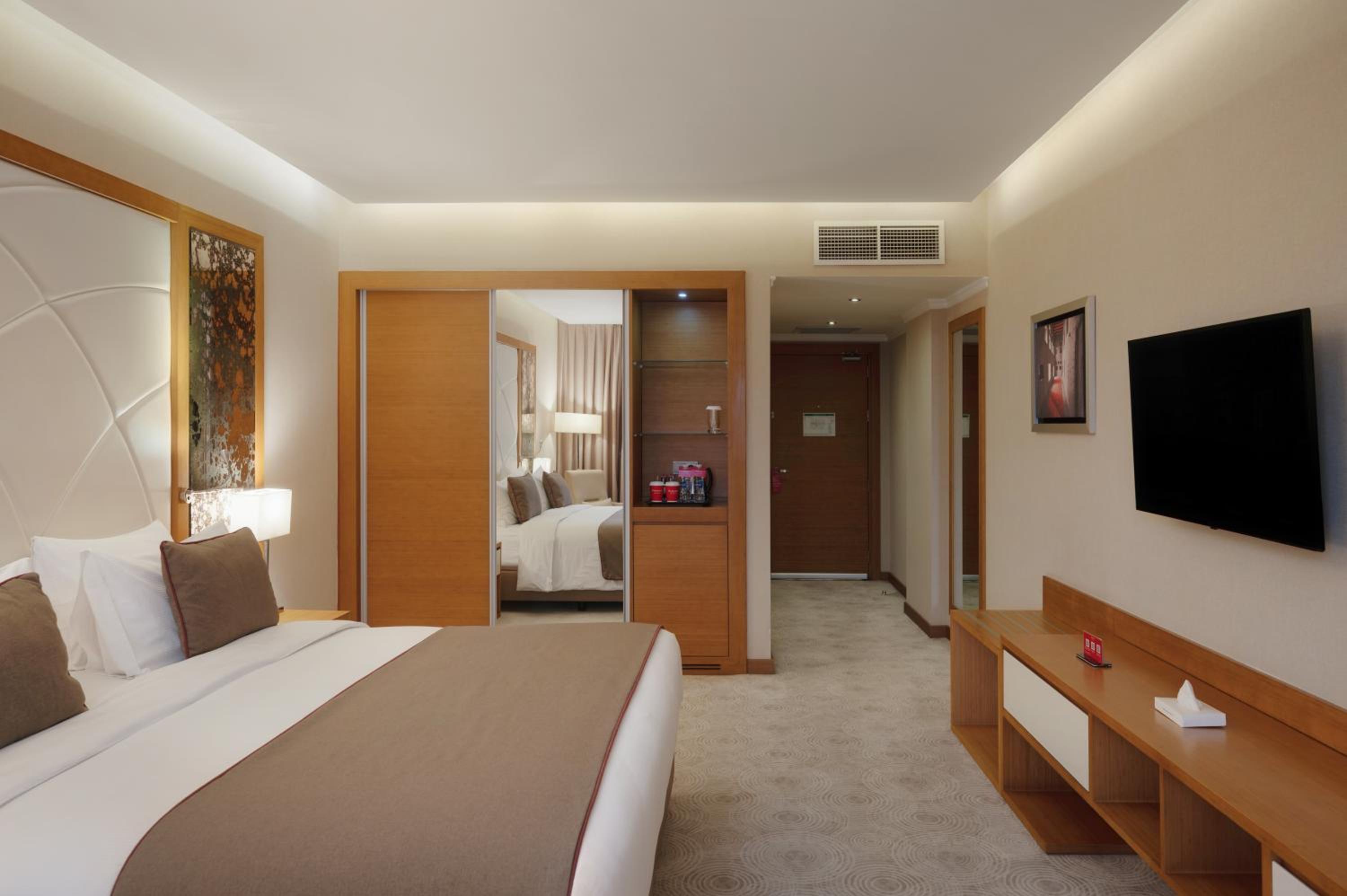 Junior King Suite - Non-Smoking - Photo 1