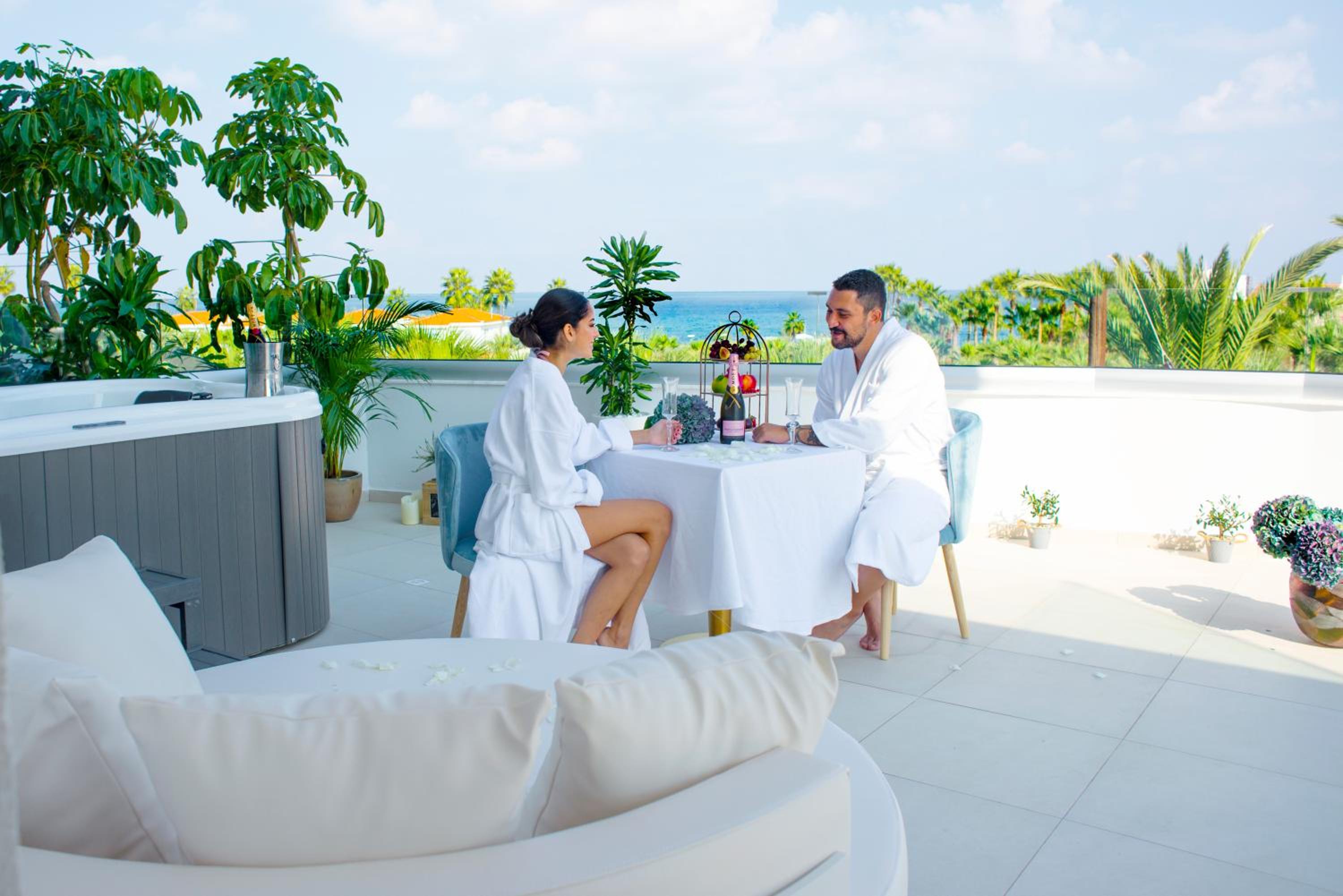 Junior Sea View Suite with Jacuzzi - Photo 17