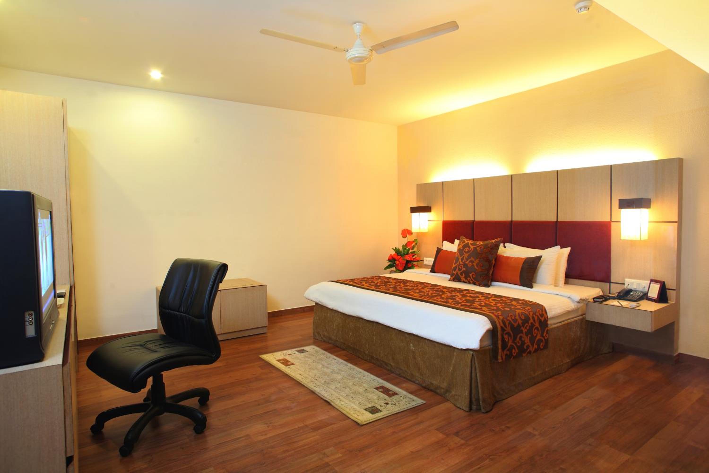 Executive Suite - Photo 4
