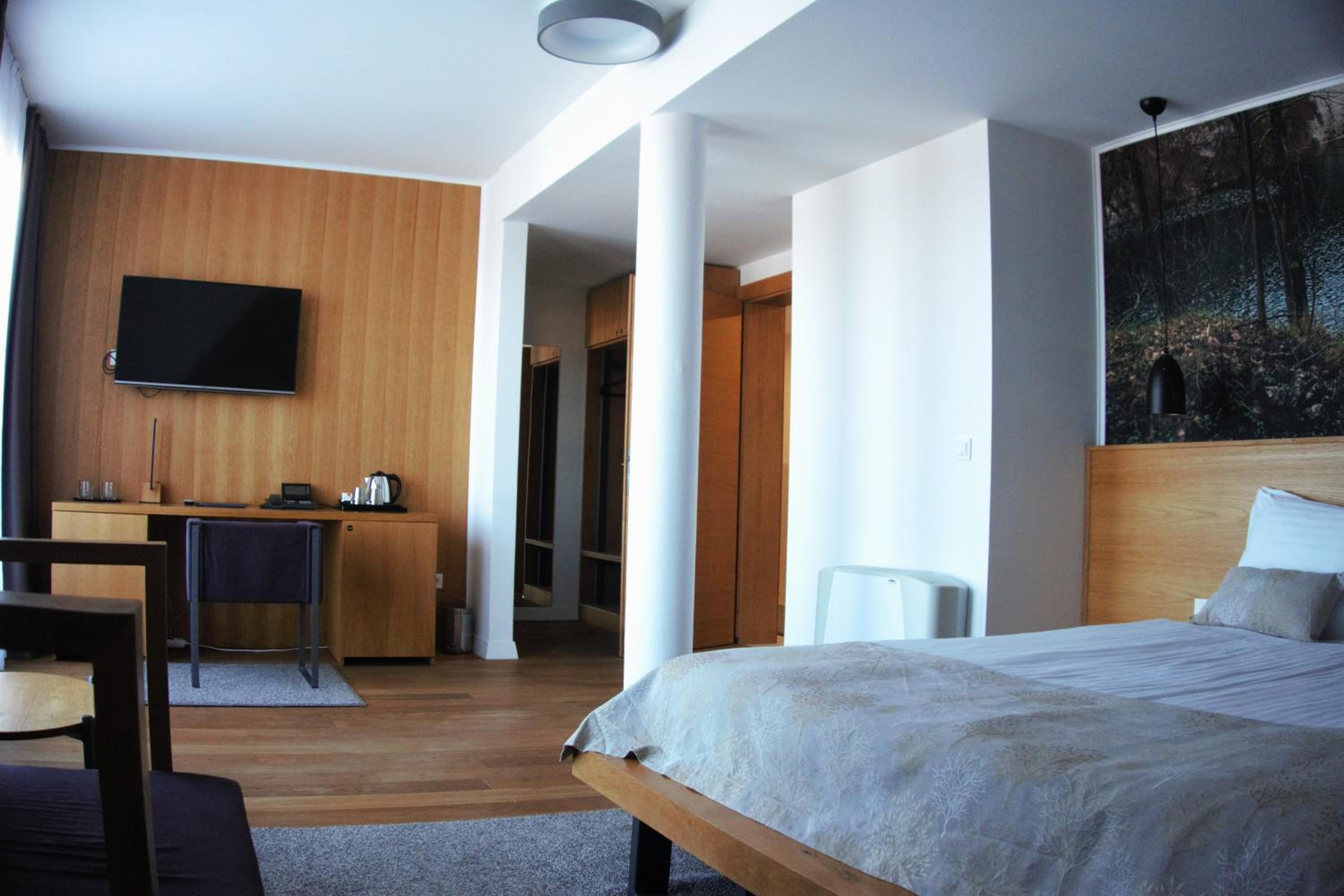 Deluxe Double Room with Balcony - Photo 3