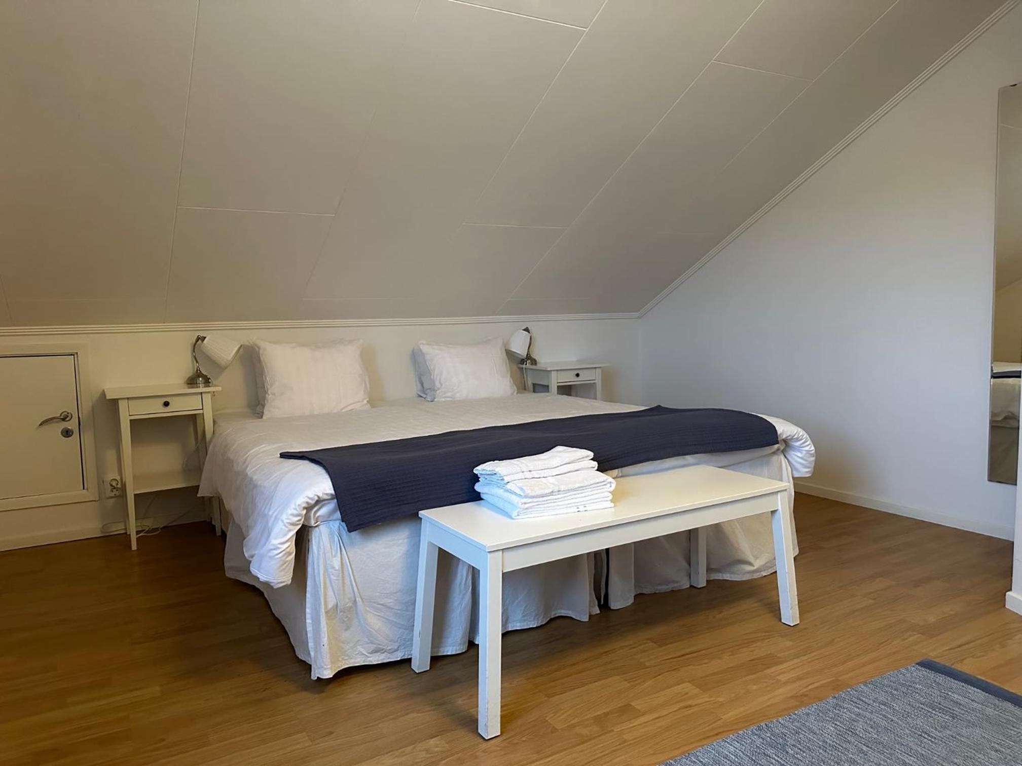 Large Twin Room with Shared Bathroom photo 1