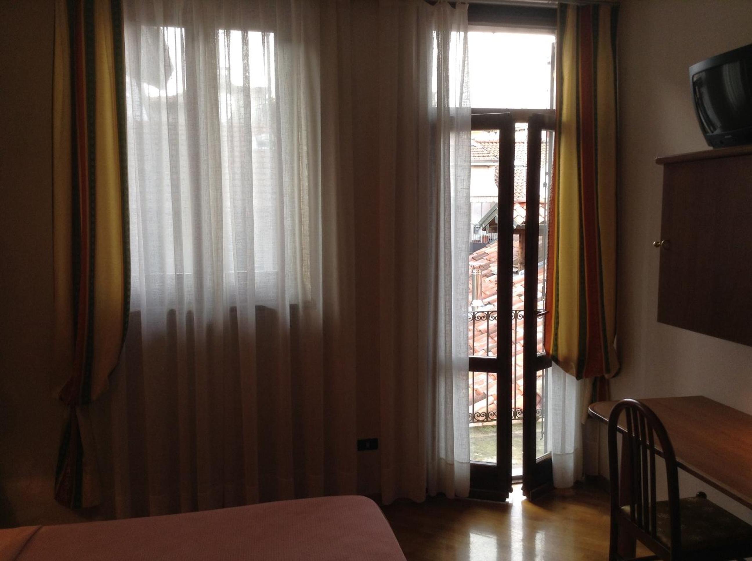 Double or Twin Room - Photo 8