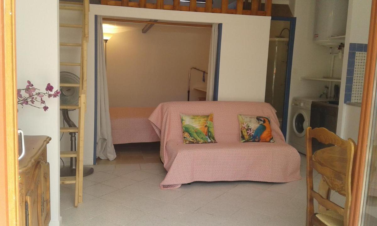 Studio Apartment photo 3