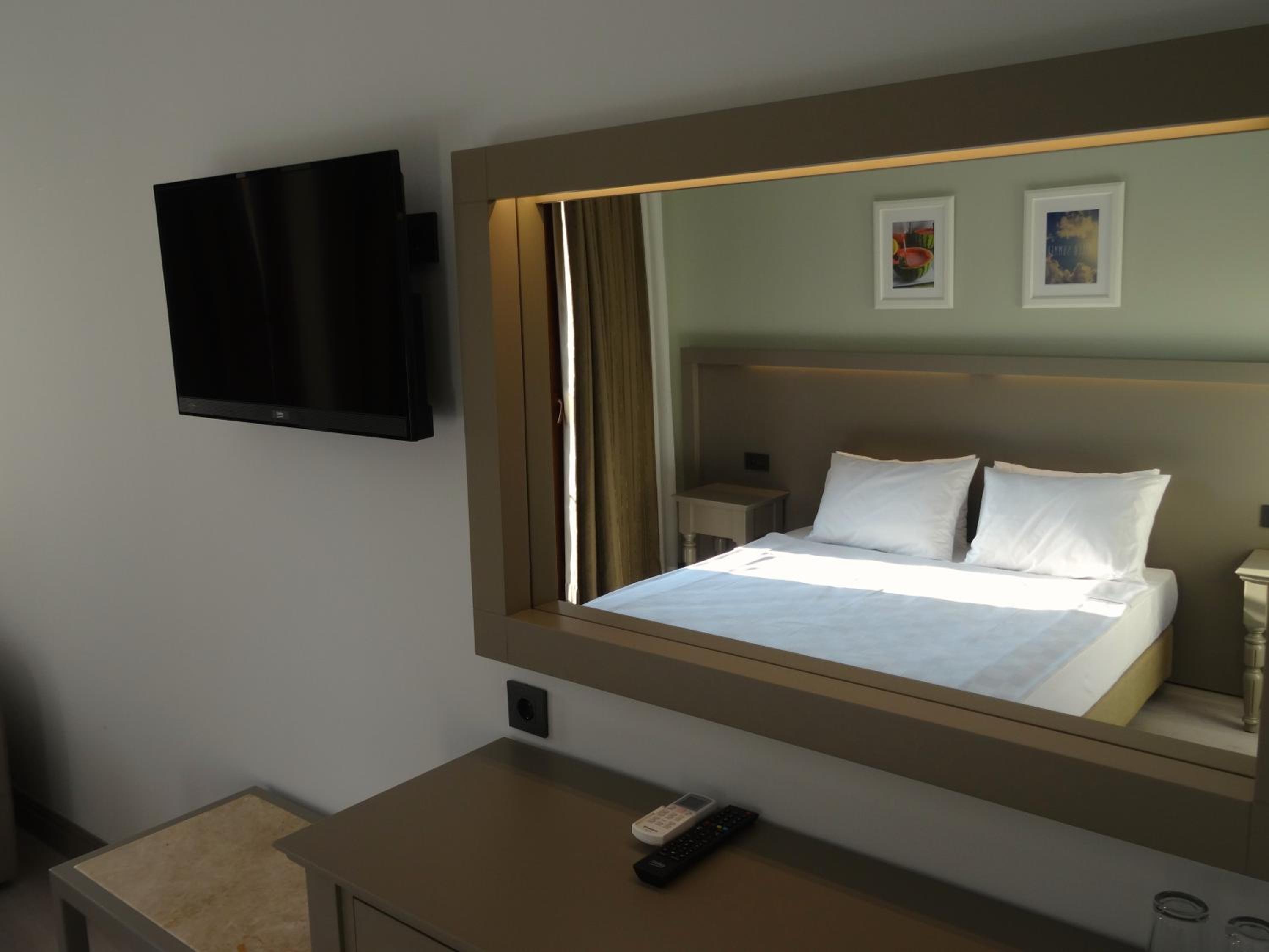 Standard Double or Twin Room - Photo 25