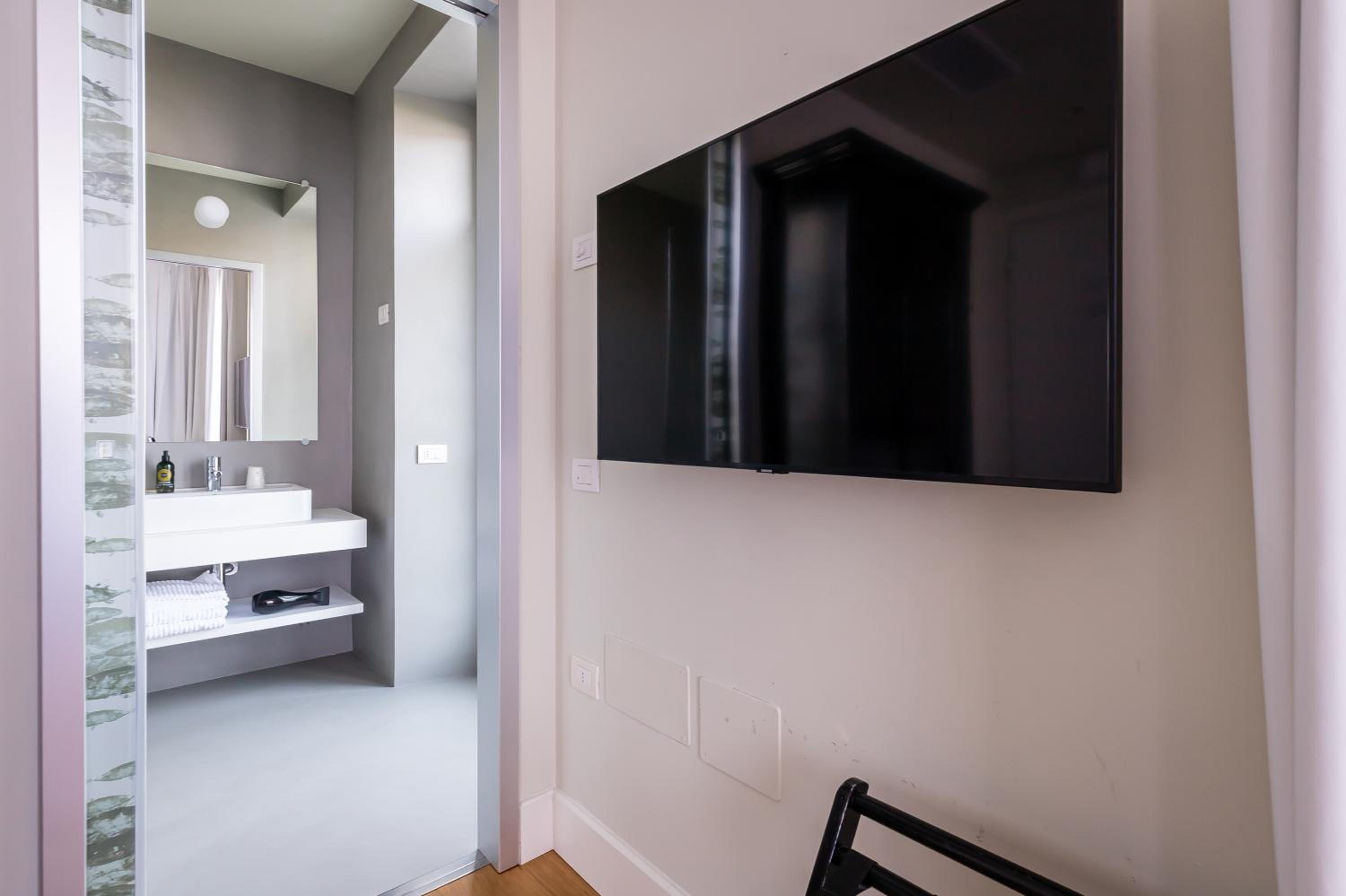 Double Room with Balcony and Lake View - Photo 12