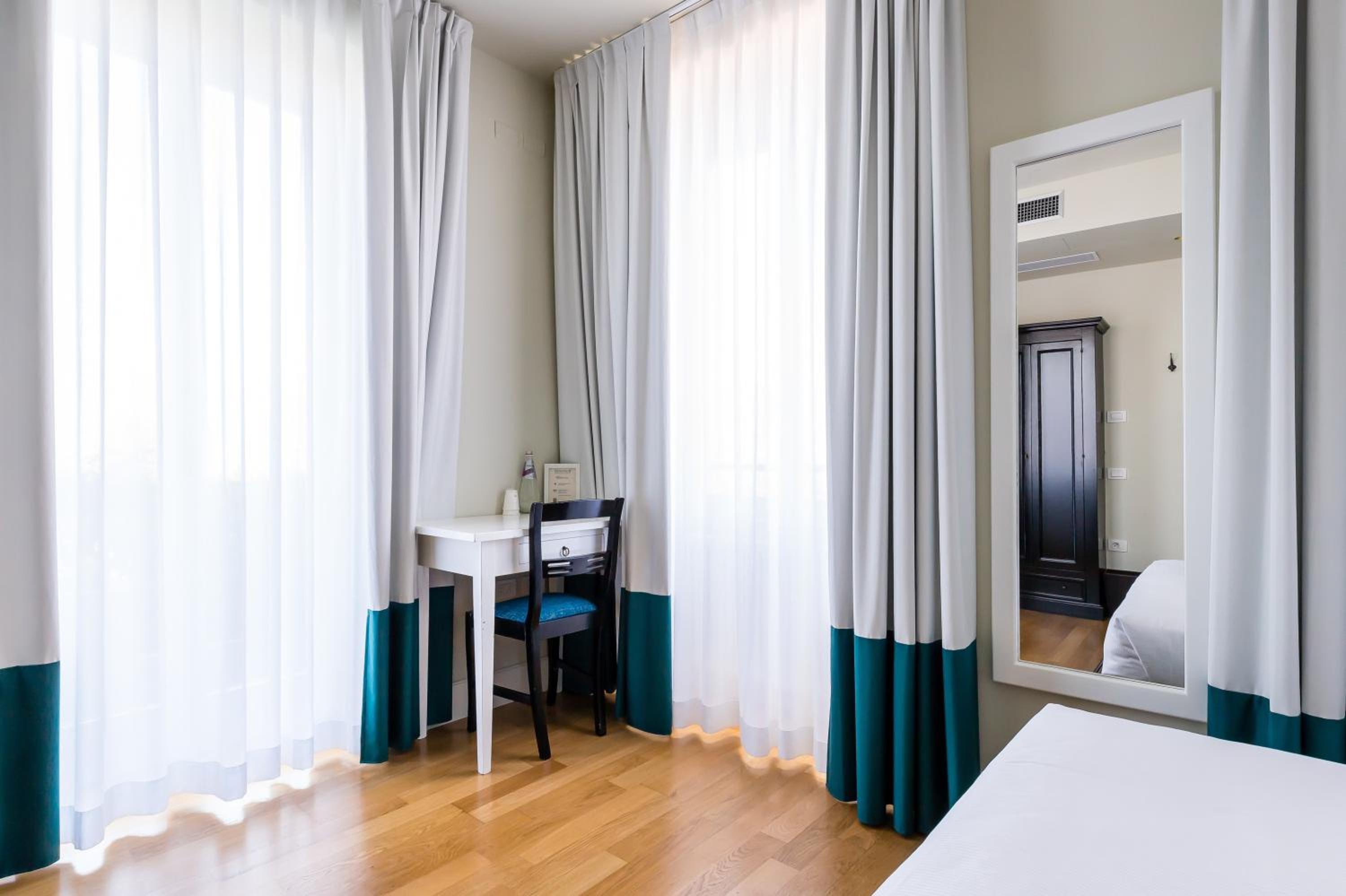 Double Room with Balcony and Lake View - Photo 11