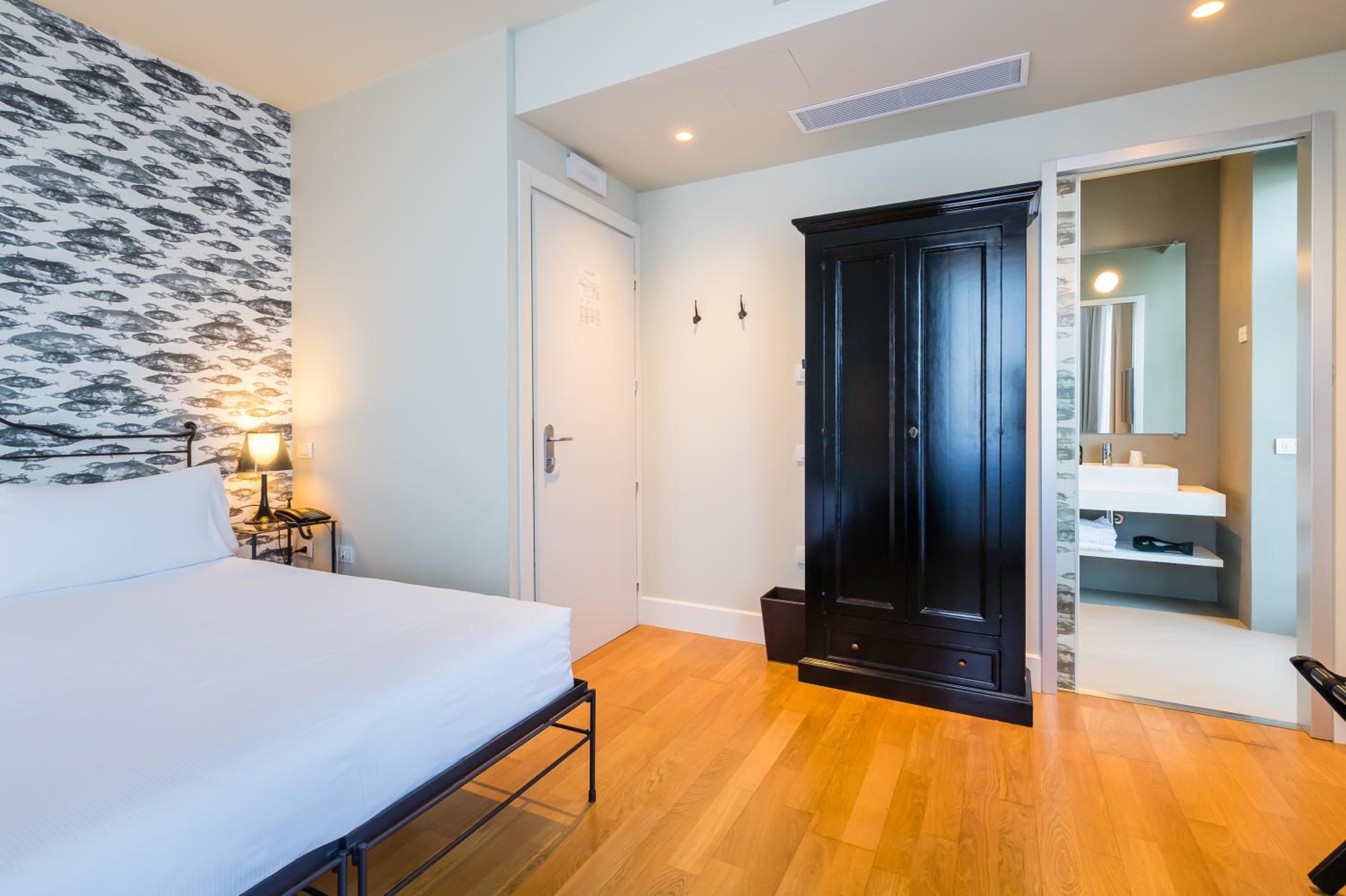 Double Room with Balcony and Lake View - Photo 9