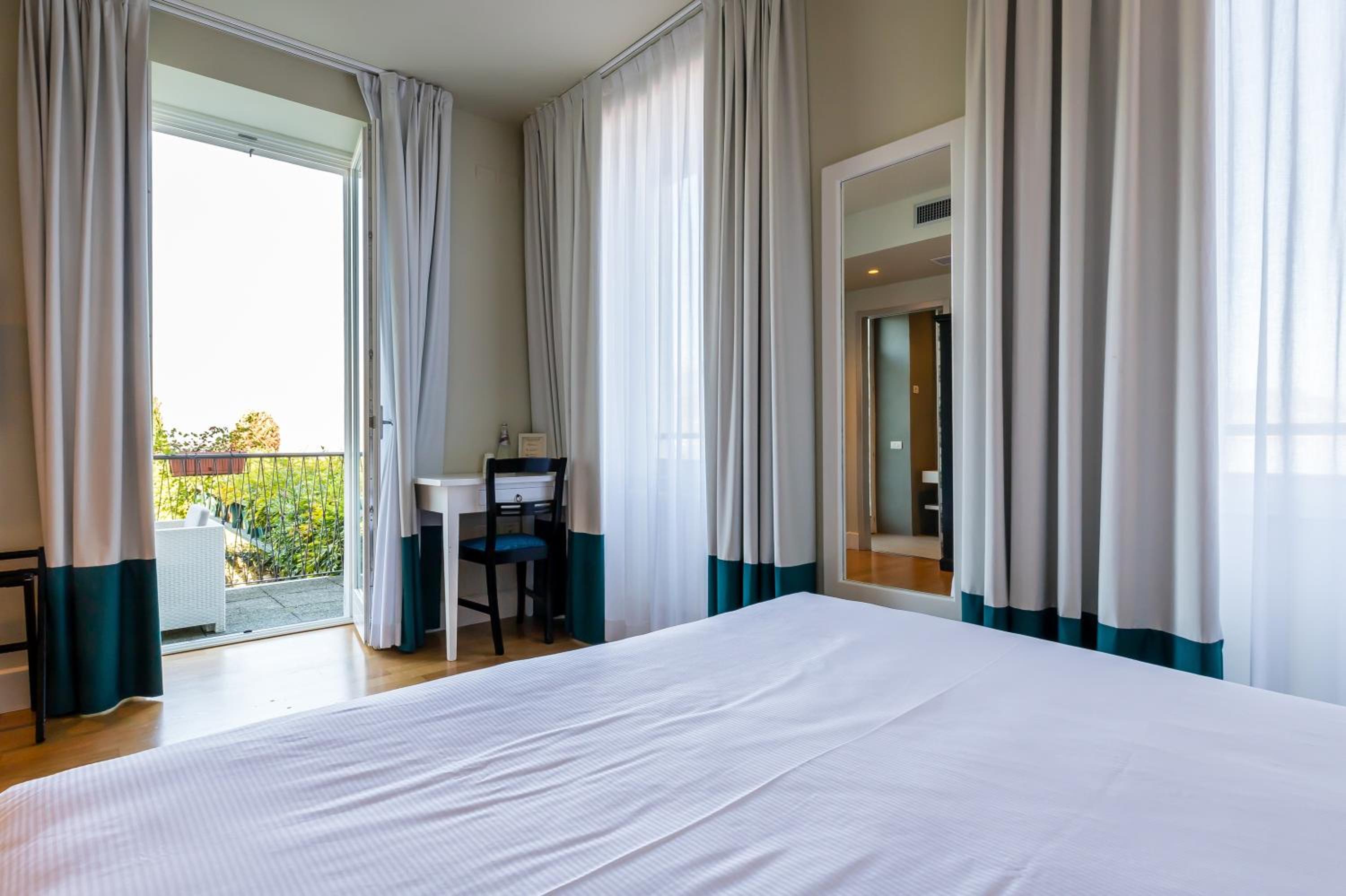 Double Room with Balcony and Lake View - Photo 5