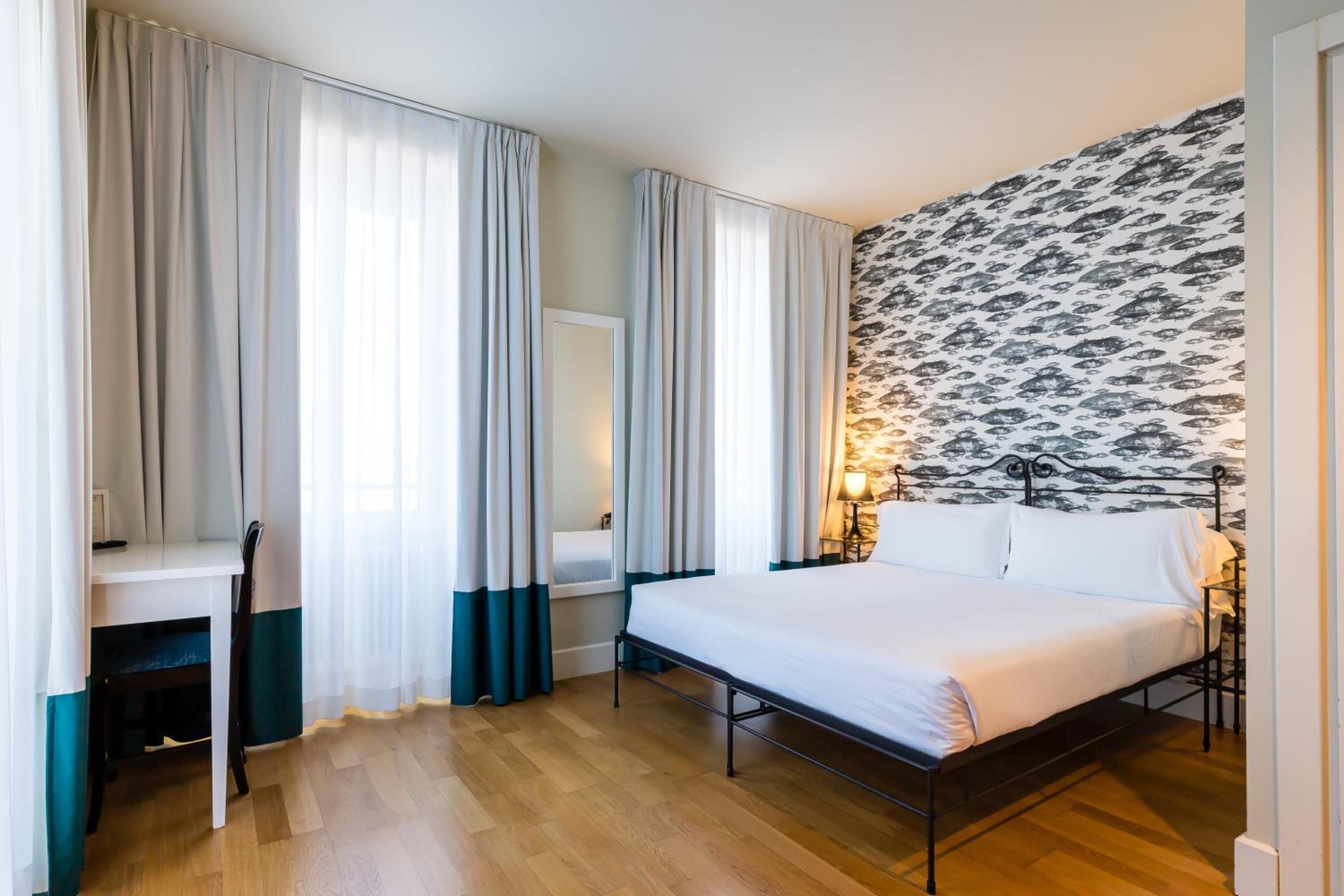 Double Room with Balcony and Lake View - Photo 1