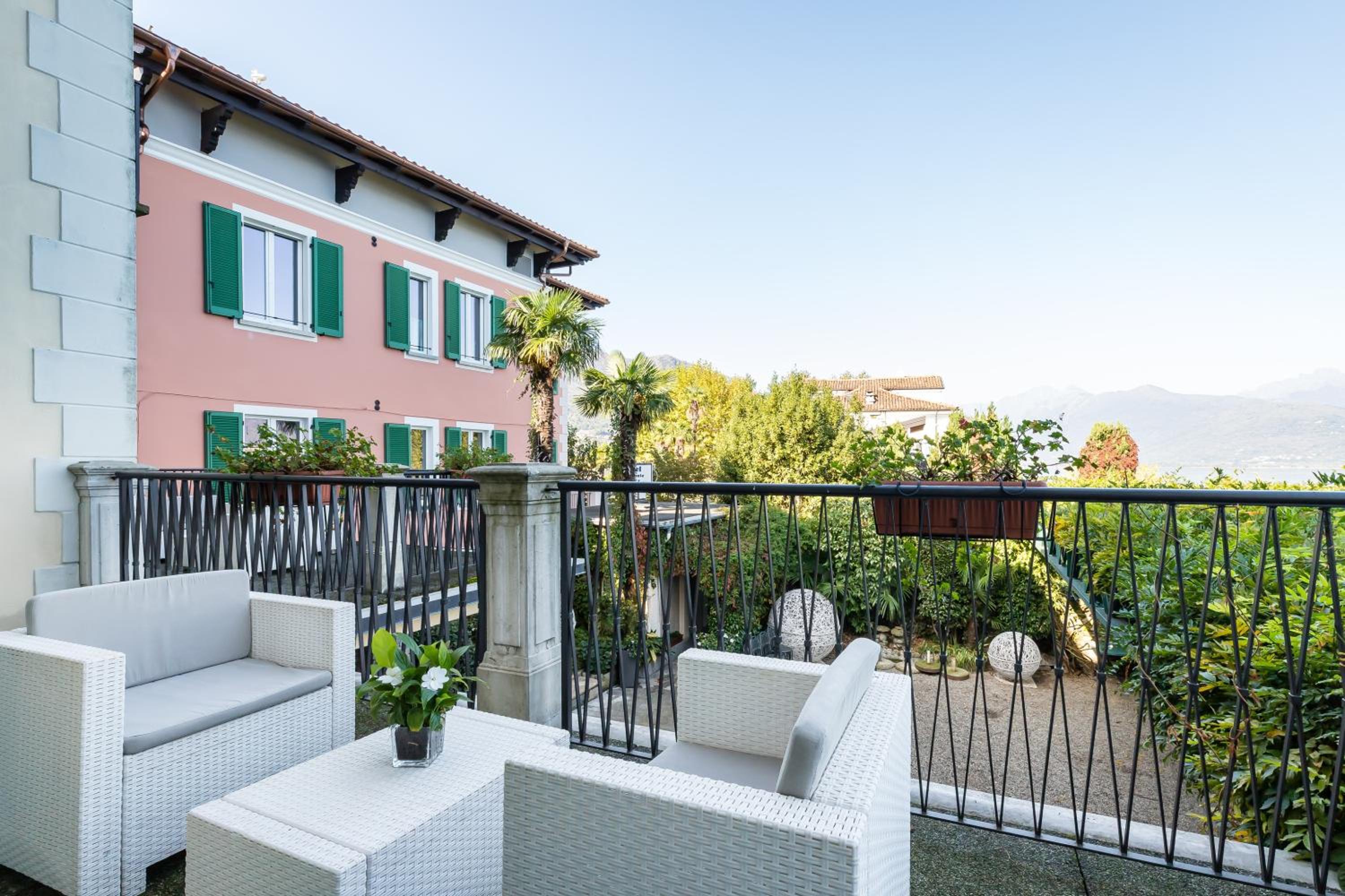 Double Room with Balcony and Lake View - Photo 13