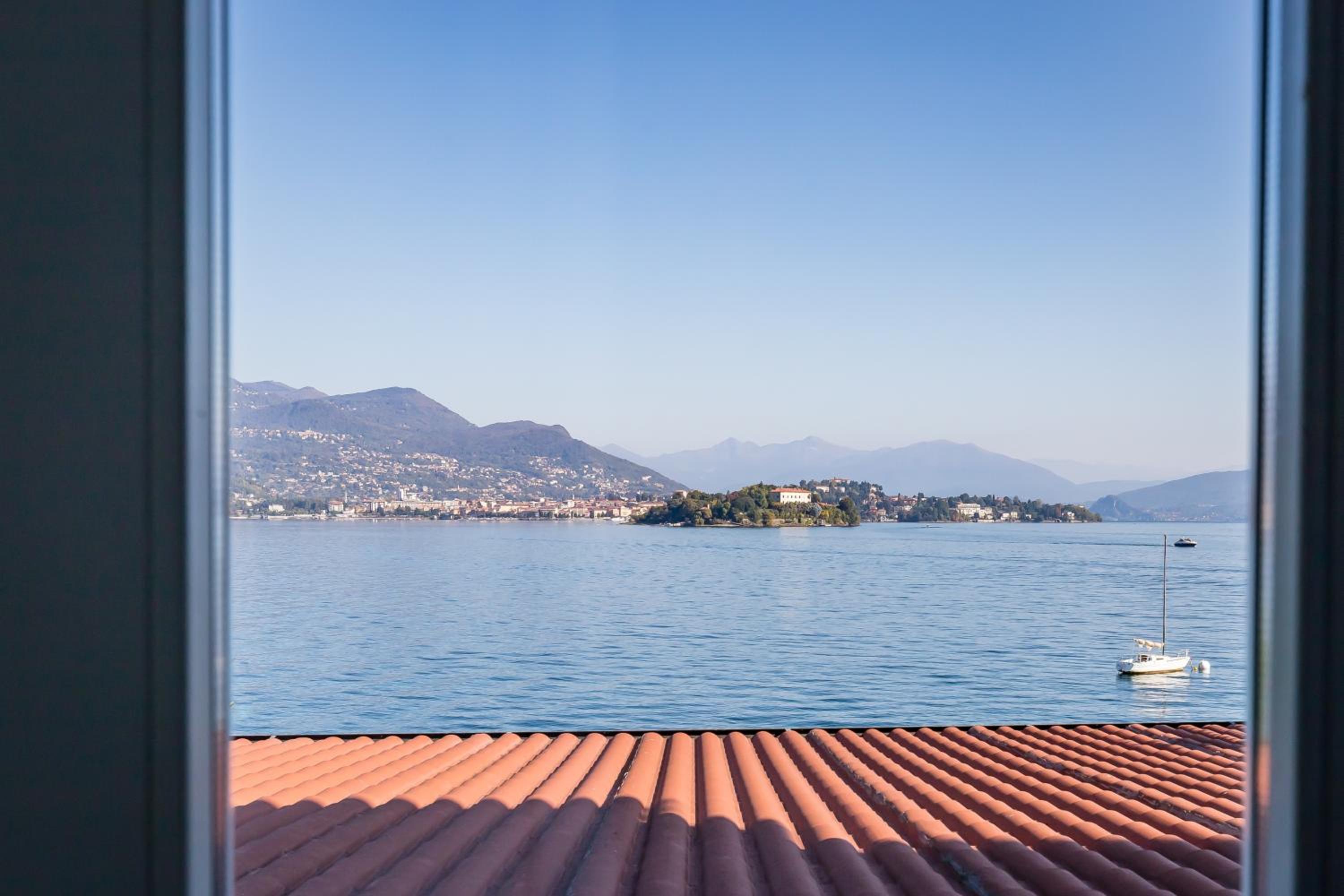 Double Room with Balcony and Lake View - Photo 4