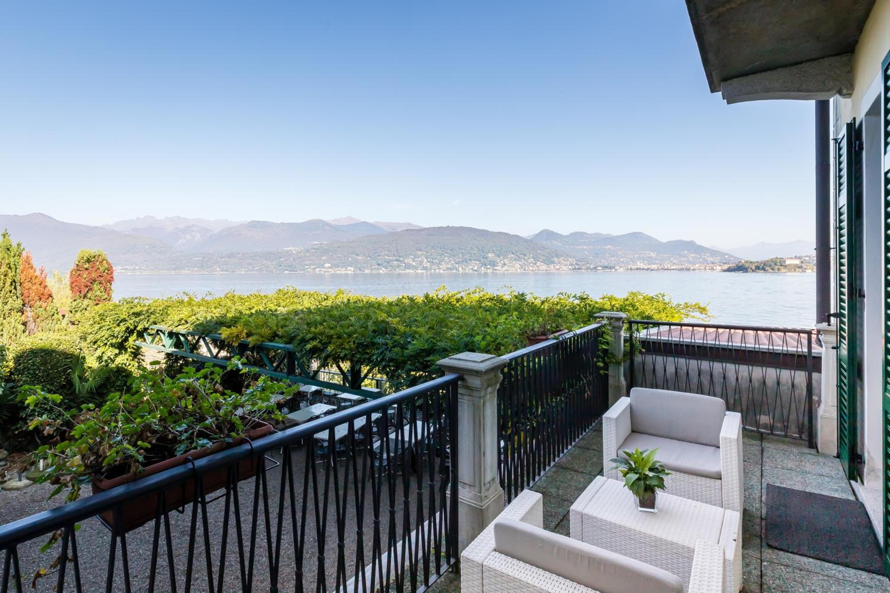 Double Room with Balcony and Lake View - Photo 6