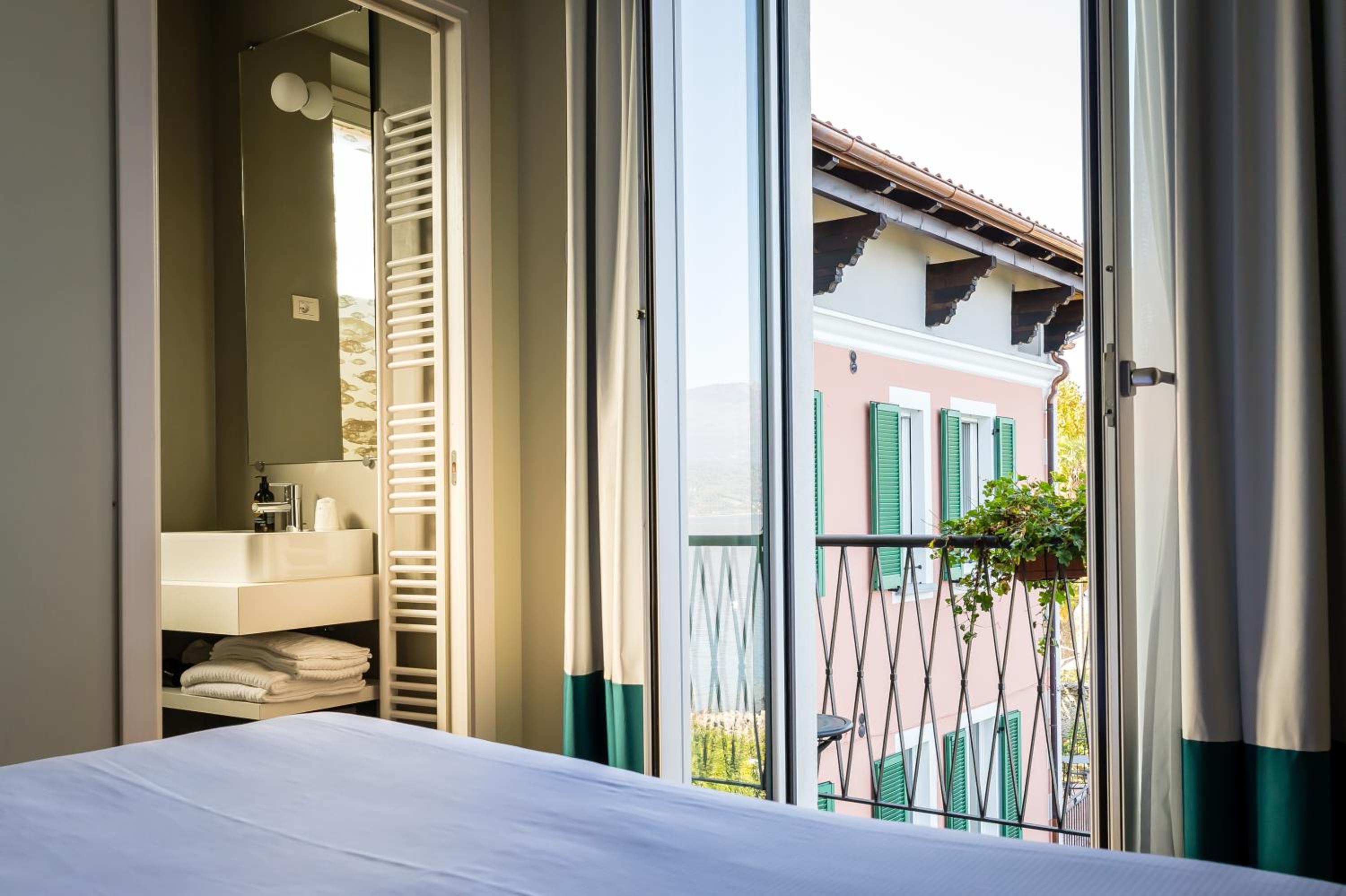 Double Room with Balcony and Lake View - Photo 3