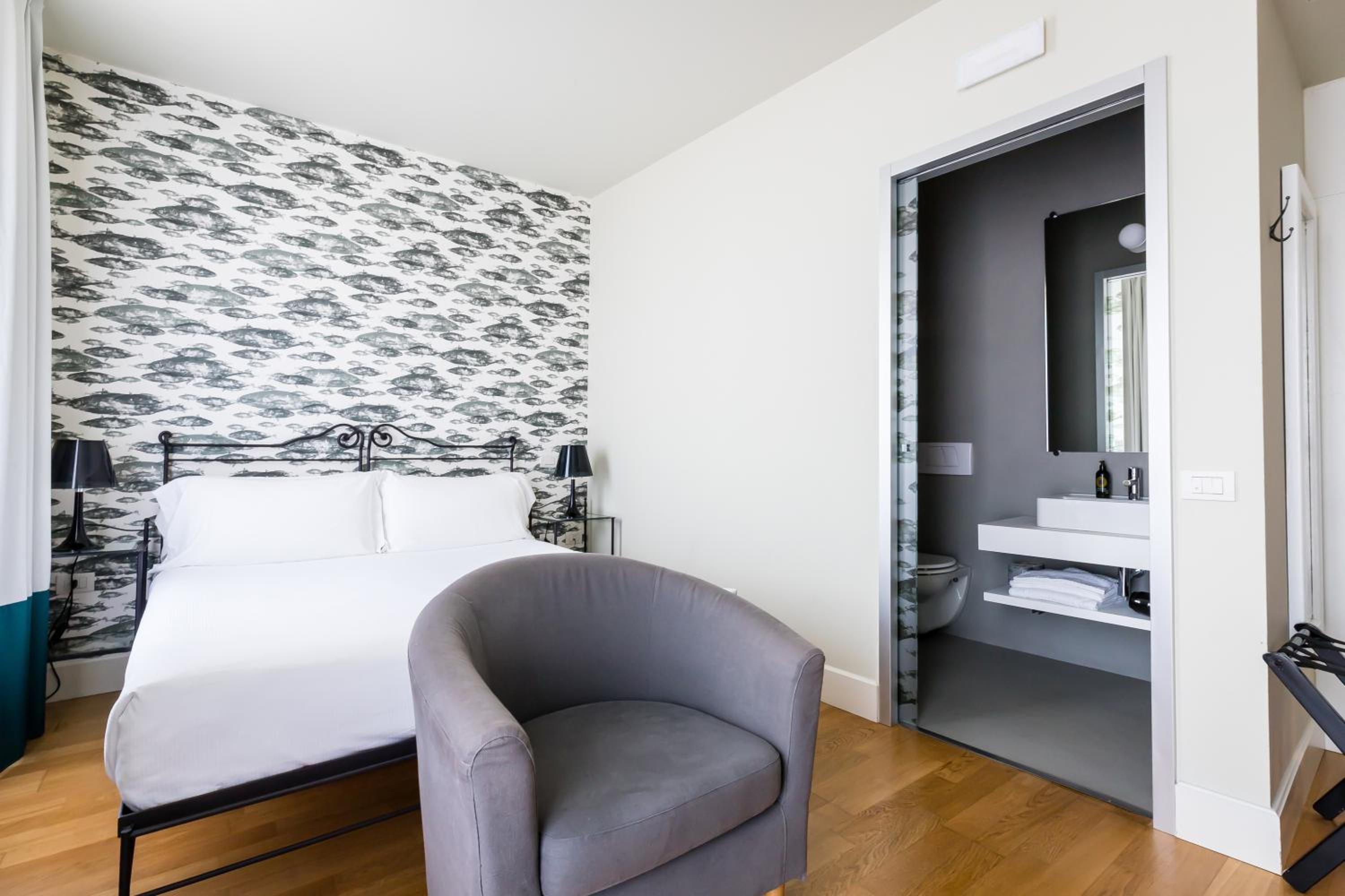Double Room with Terrace and Lake View - Photo 8