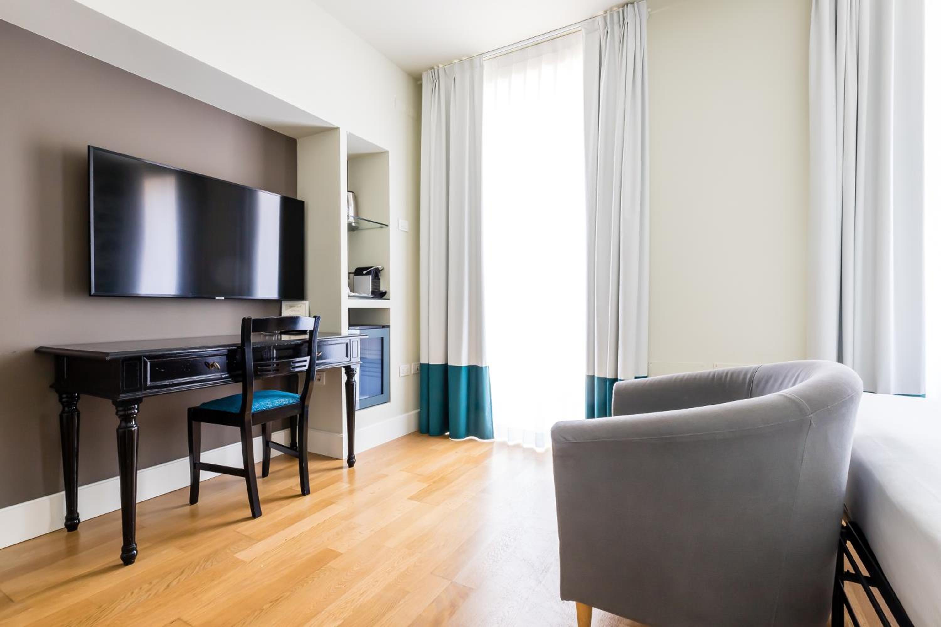 Double Room with Terrace and Lake View - Photo 9