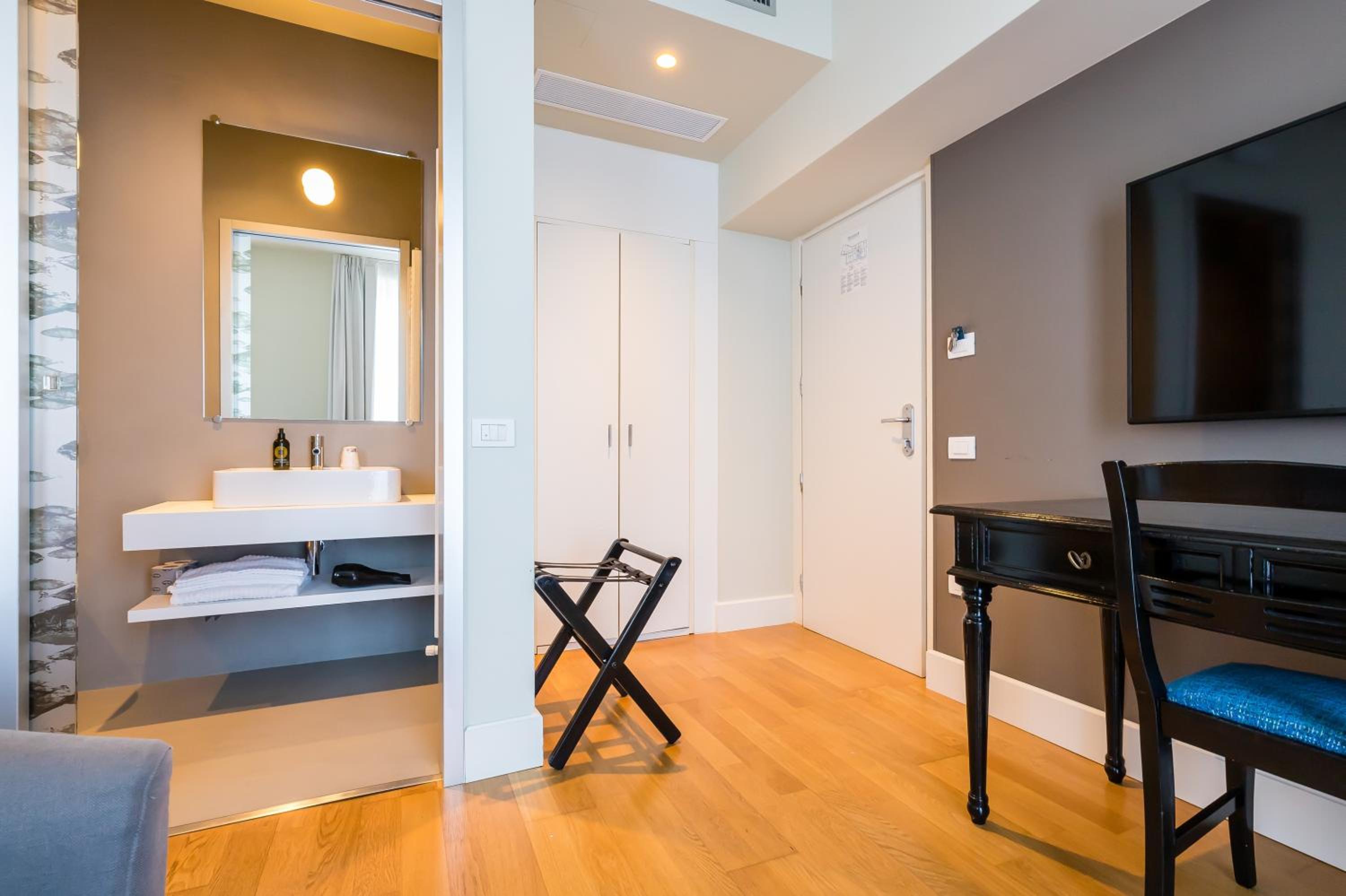 Double Room with Terrace and Lake View - Photo 5