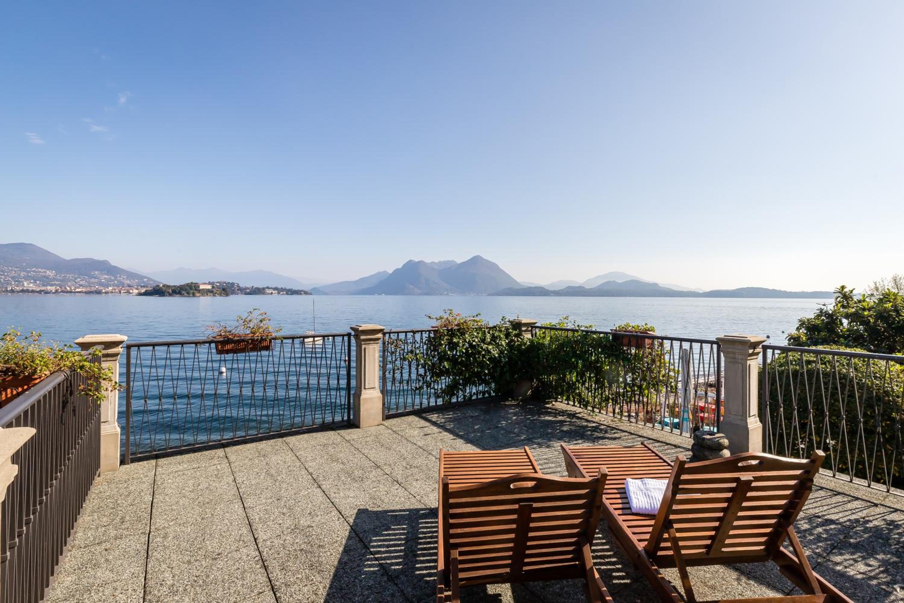 Double Room with Terrace and Lake View - Photo 11