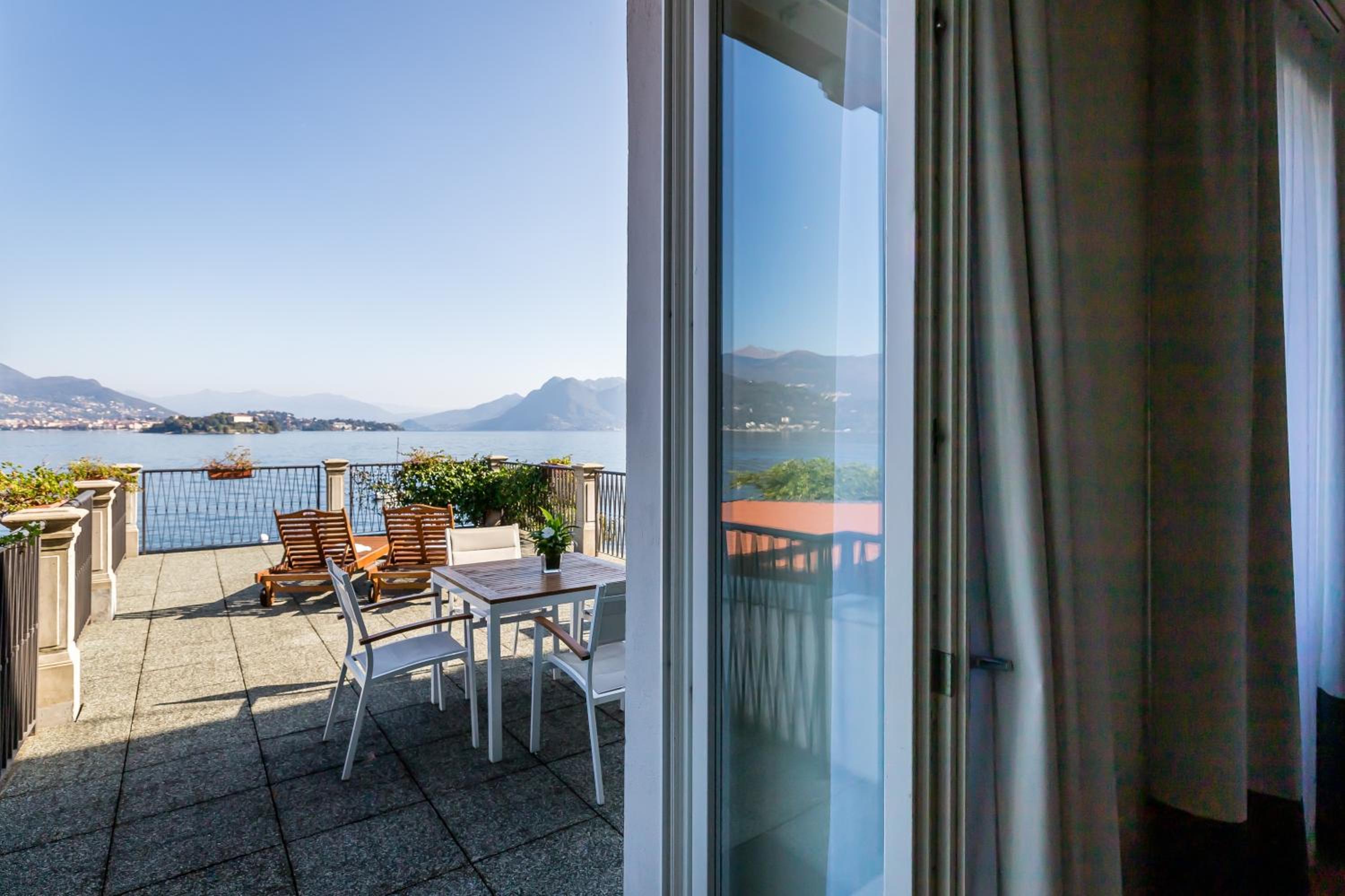 Double Room with Terrace and Lake View - Photo 3