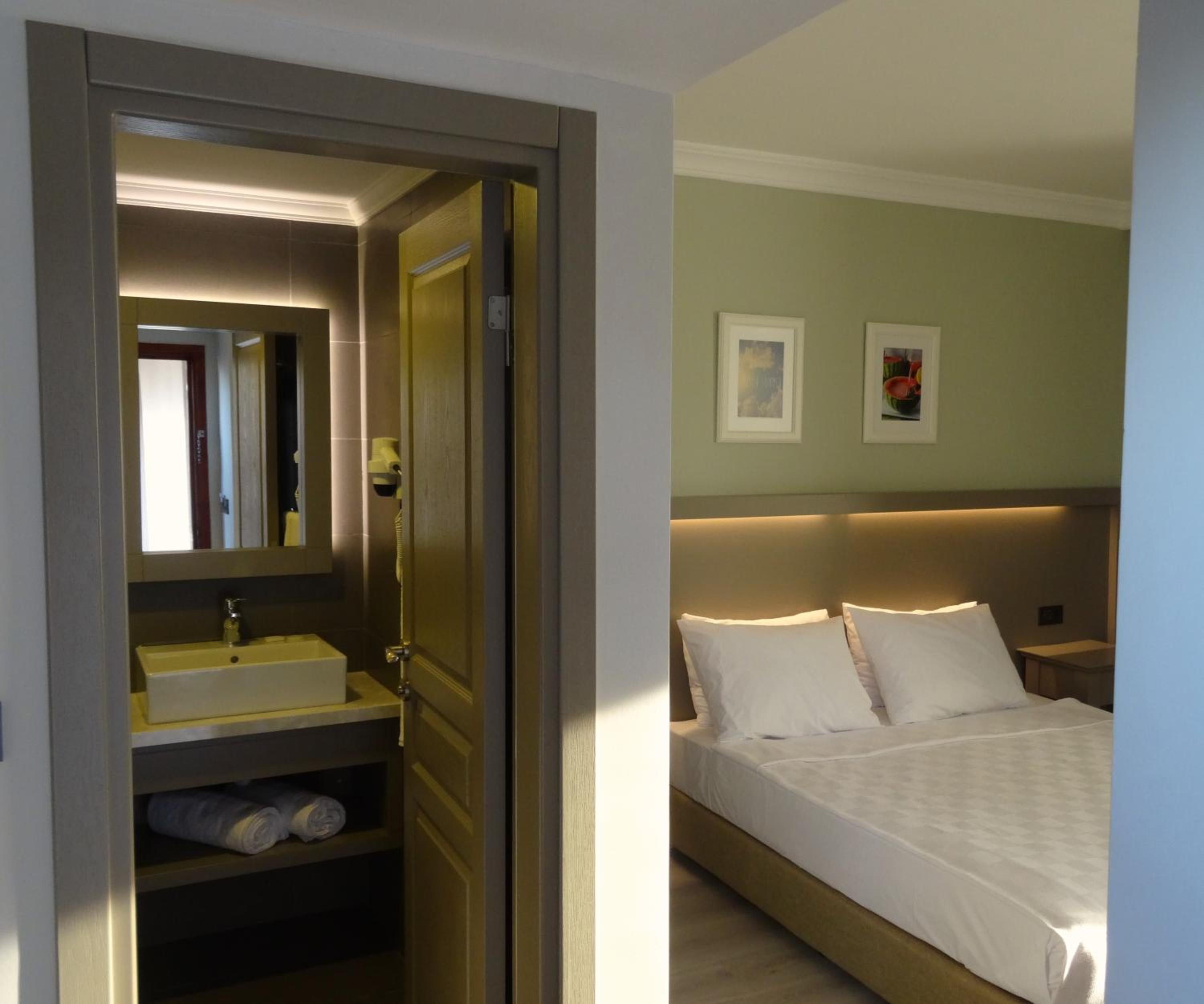 Standard Double or Twin Room - Photo 27