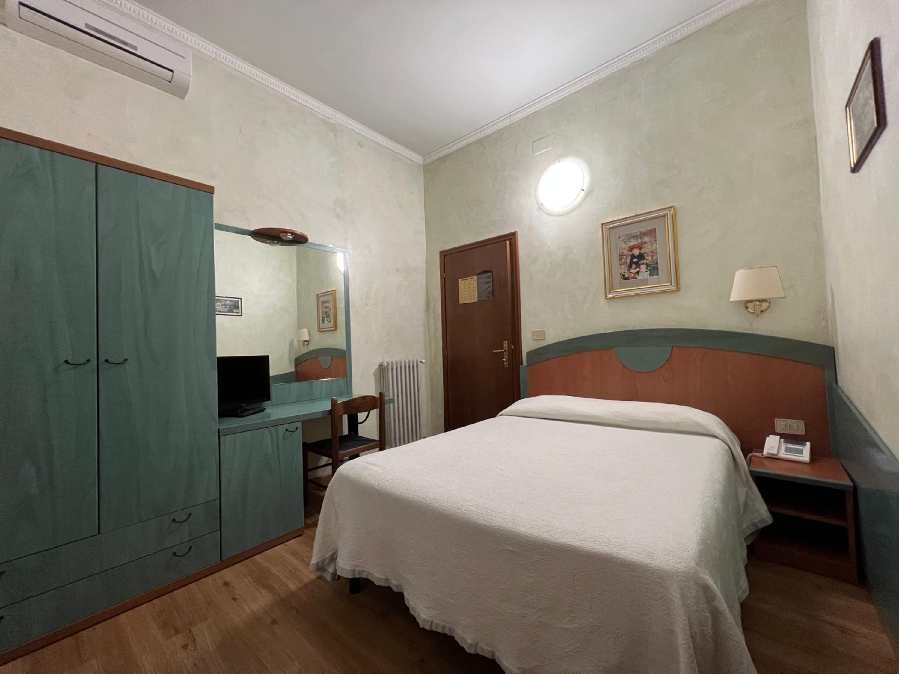Double Room - Photo 6