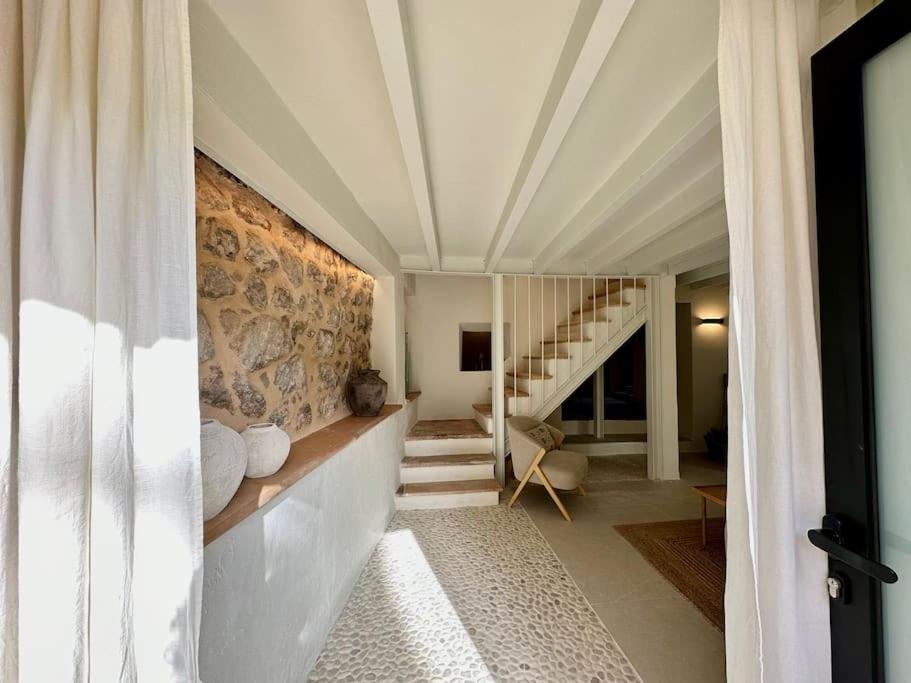 Five-Bedroom House photo 3