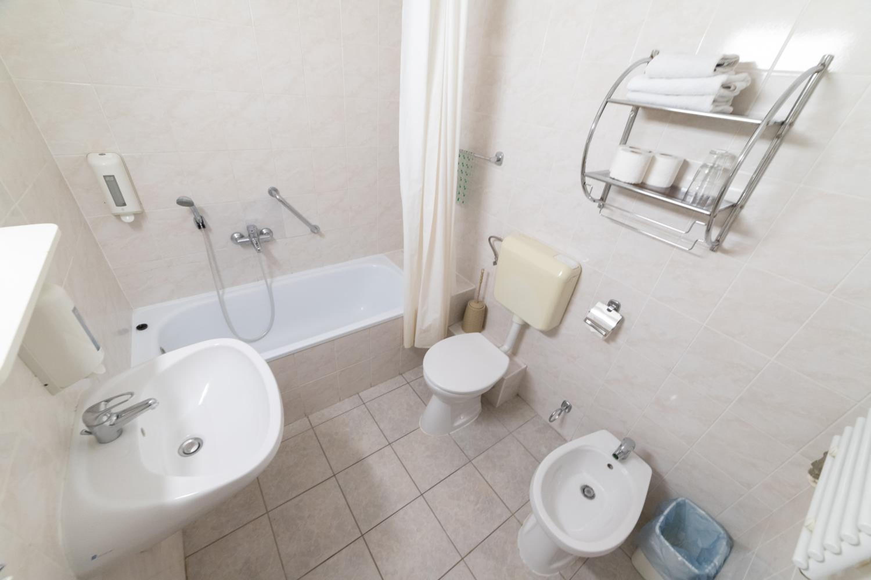 Triple Room - Photo 6