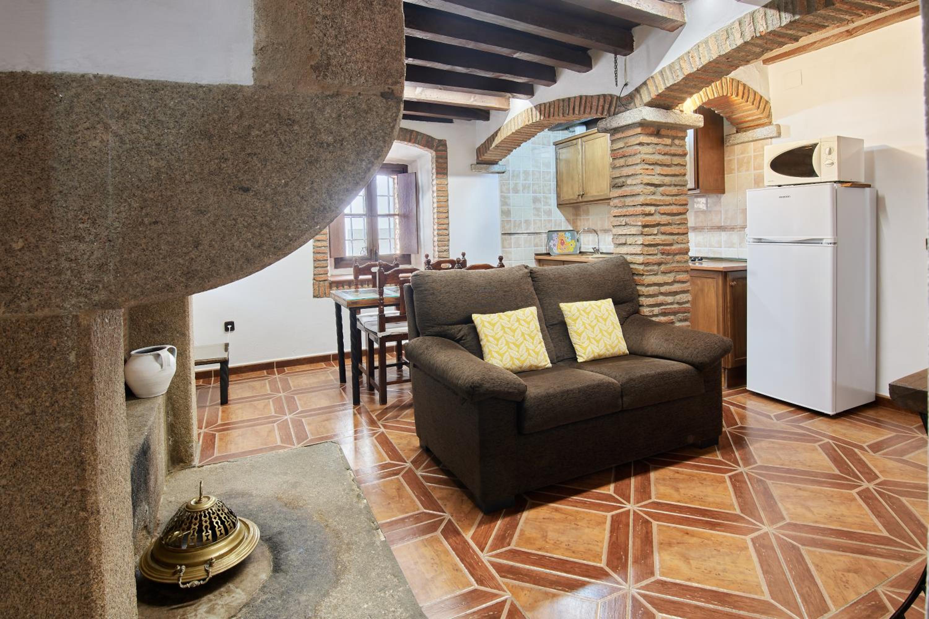 One-Bedroom Apartment - Photo 32