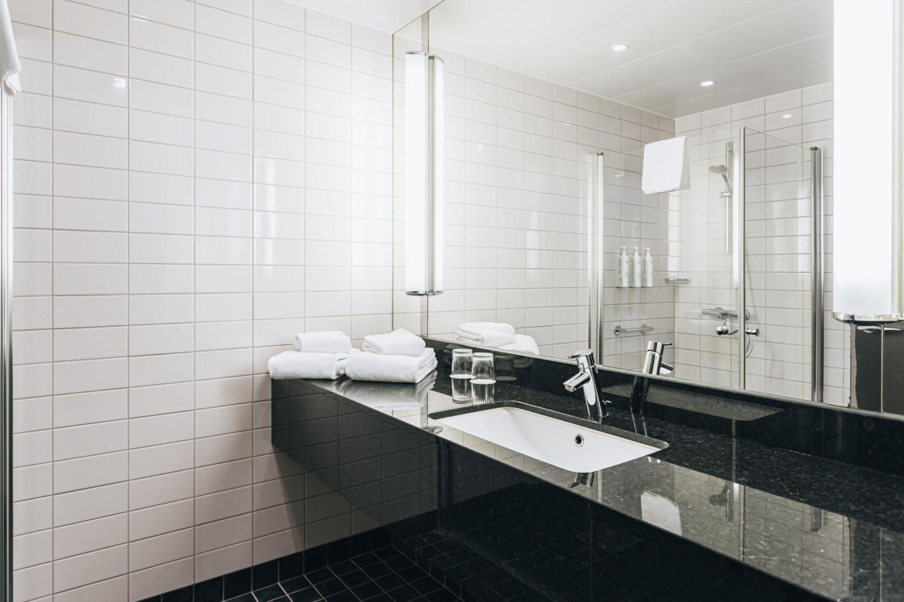 Deluxe, Guest room, 1 King - Photo 6