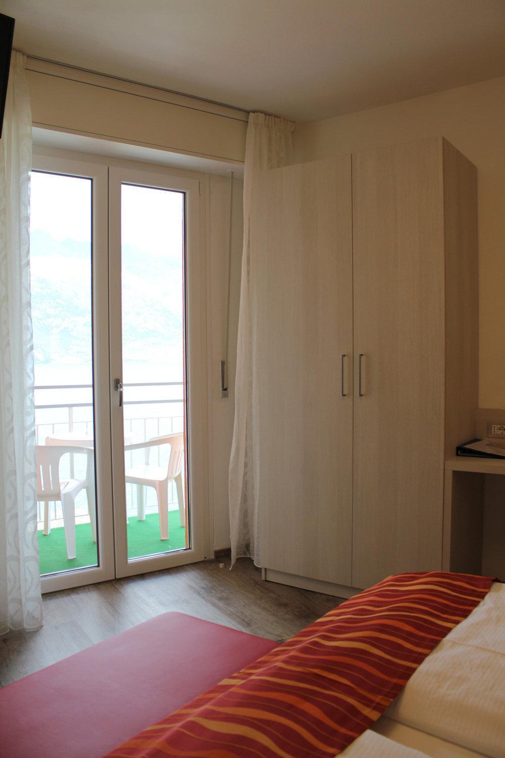 Triple Room with Balcony and Lake View photo 3