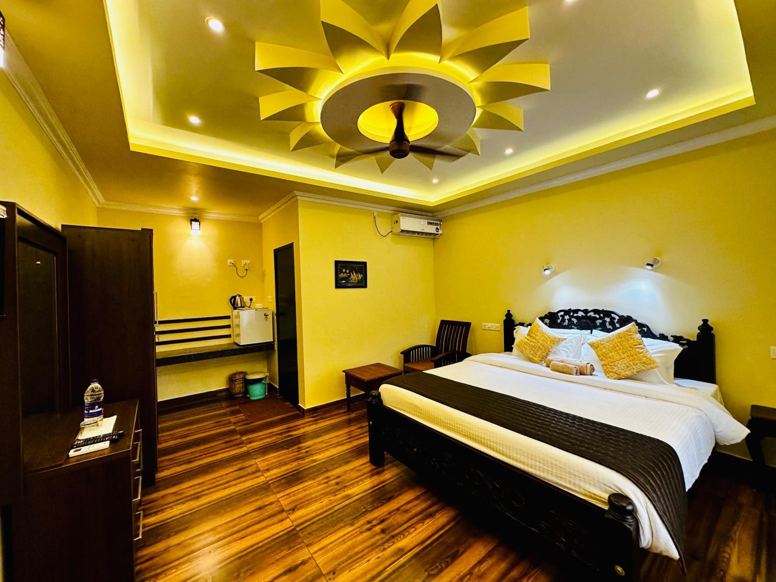 Deluxe Double Room With Side Sea View - Photo 3