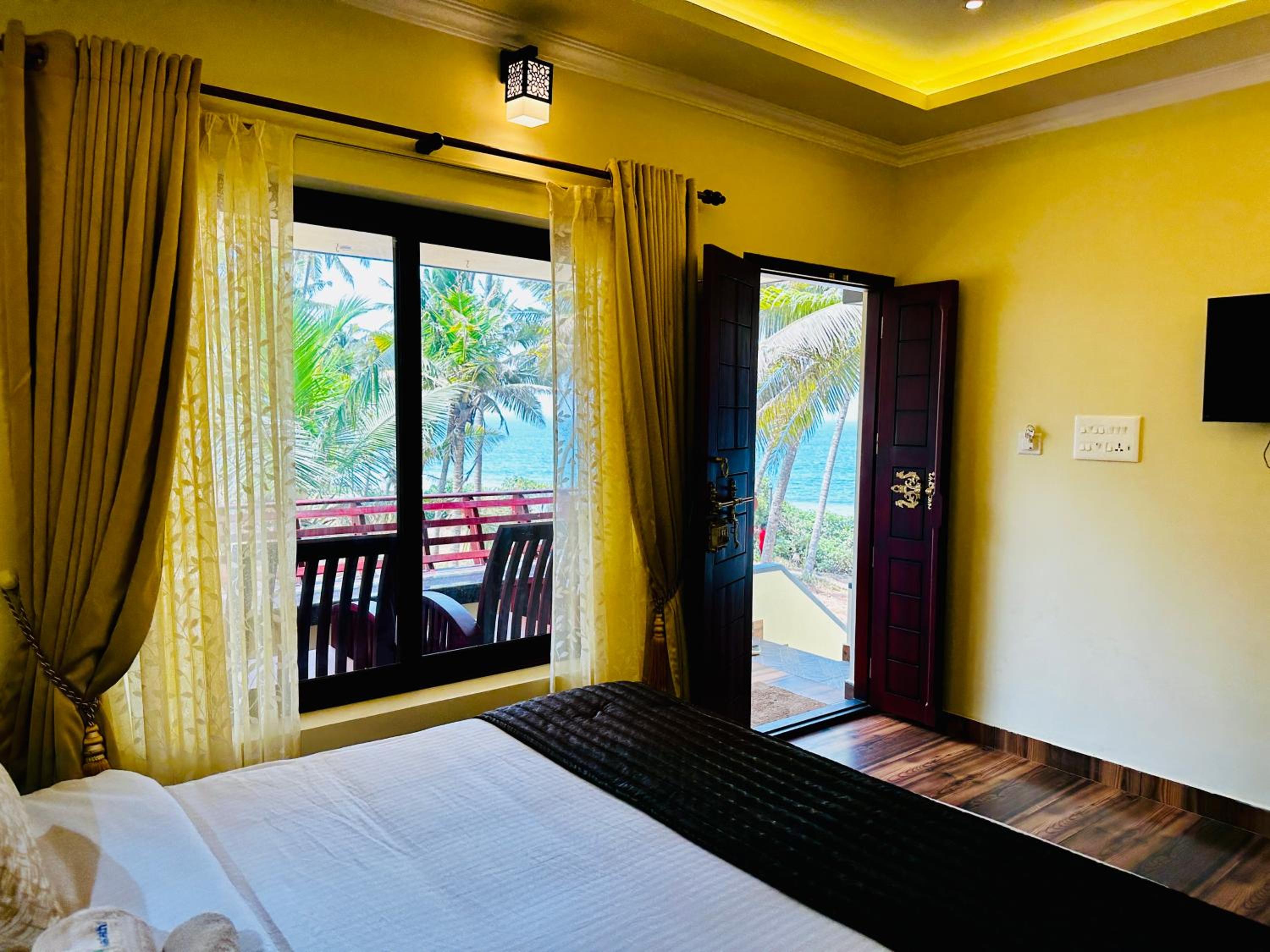 Deluxe Double Room With Side Sea View - Photo 1