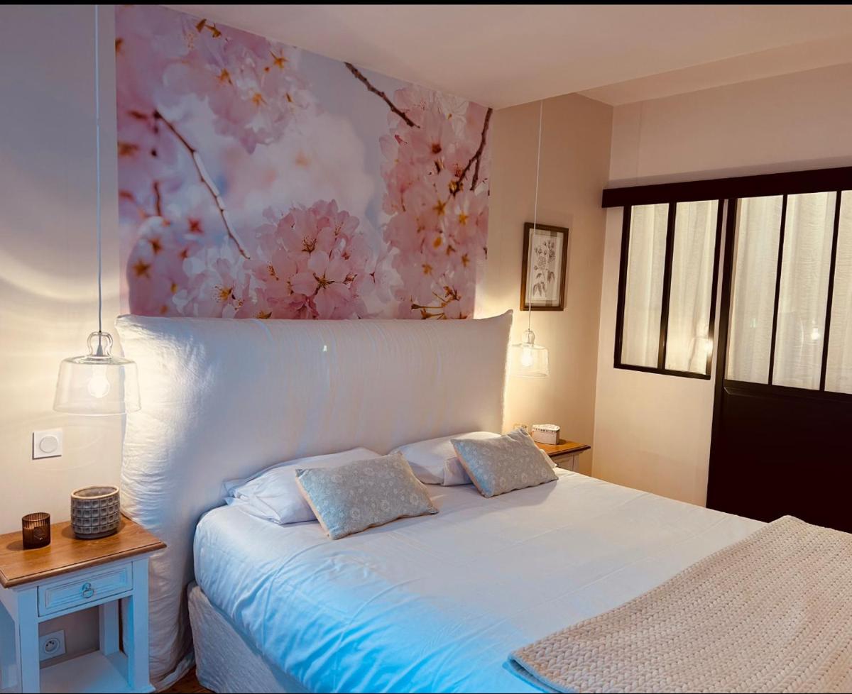 Deluxe Double Room with Balcony - Photo 4