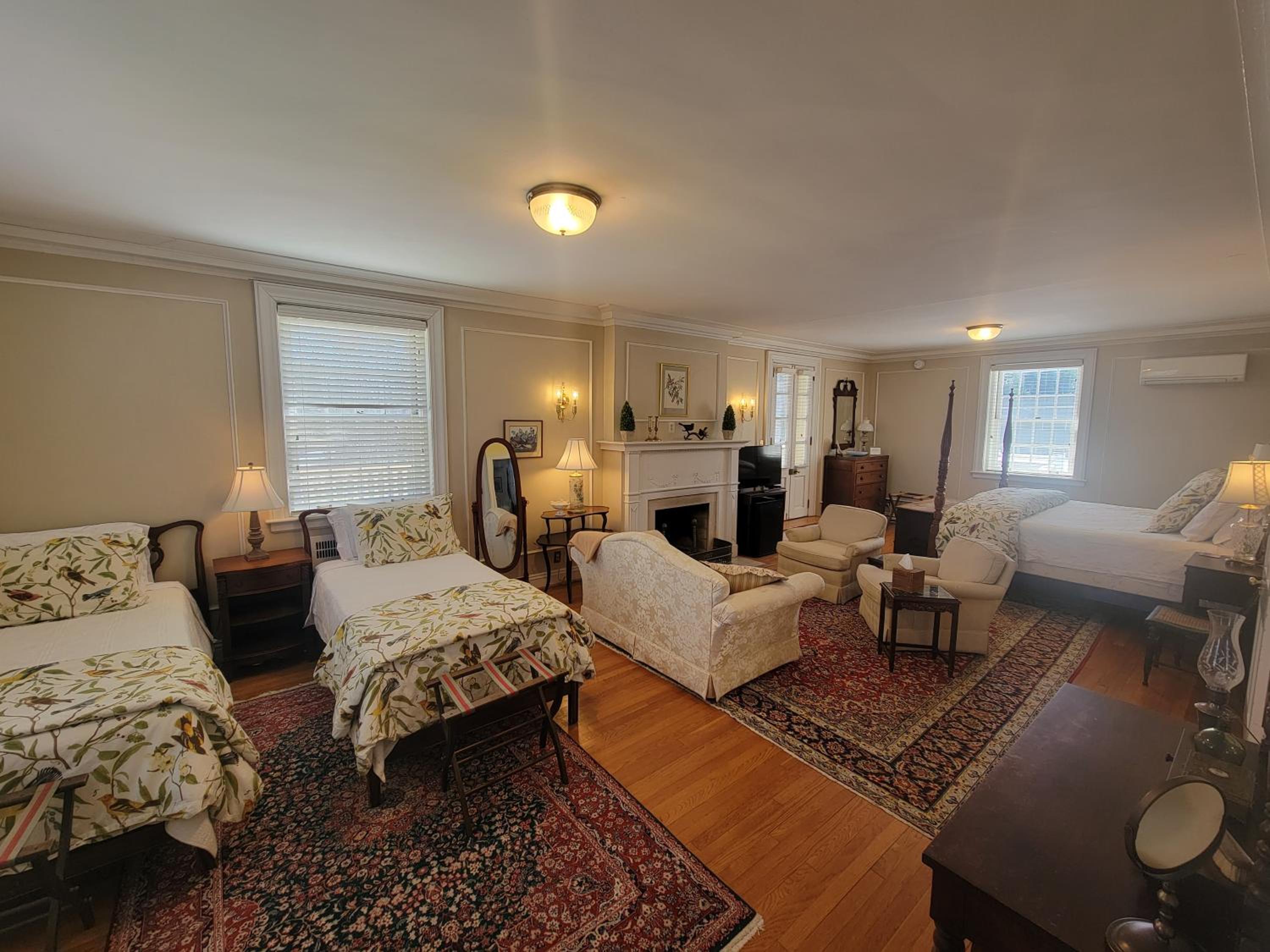 King Suite with Balcony photo 1