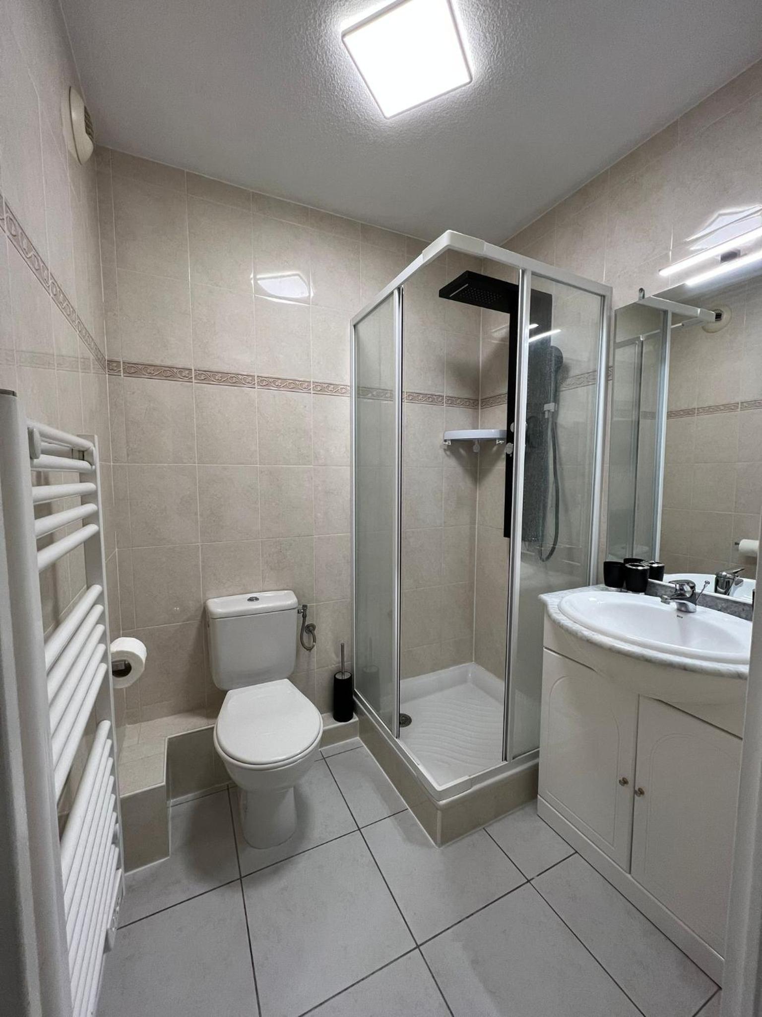 Standard Double Room - Photo 11