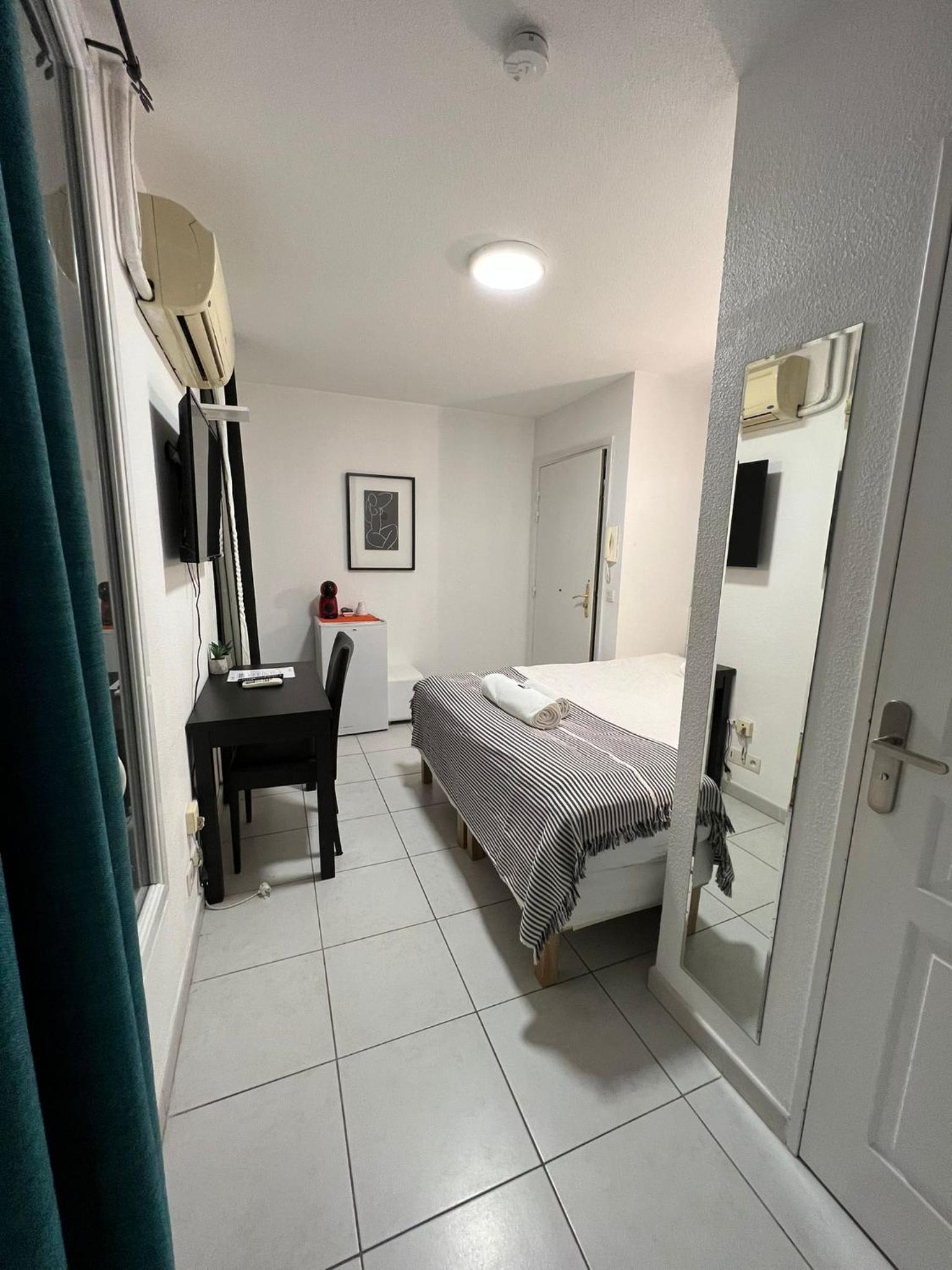 Standard Double Room - Photo 10