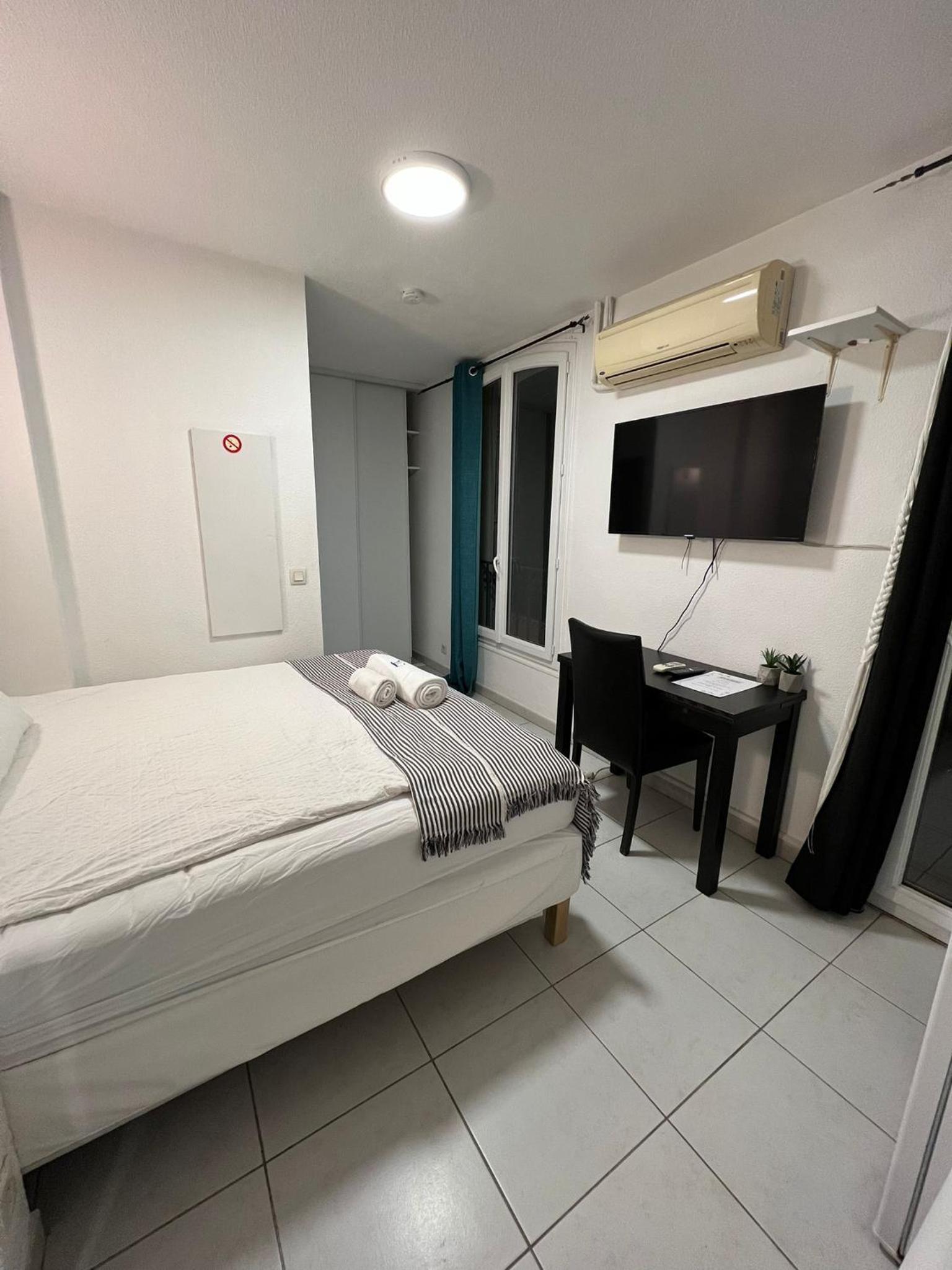 Standard Double Room - Photo 9