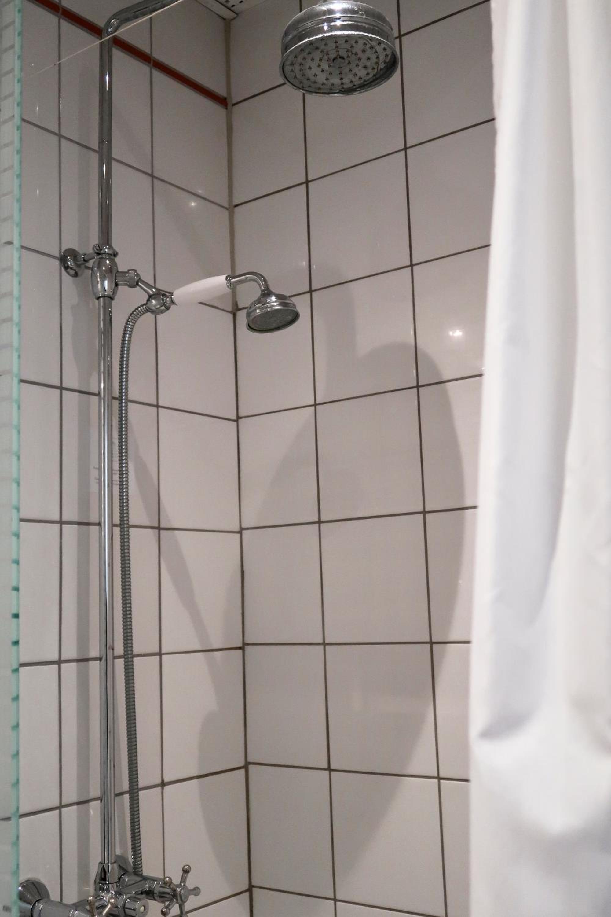 Standard Twin Room - Photo 4