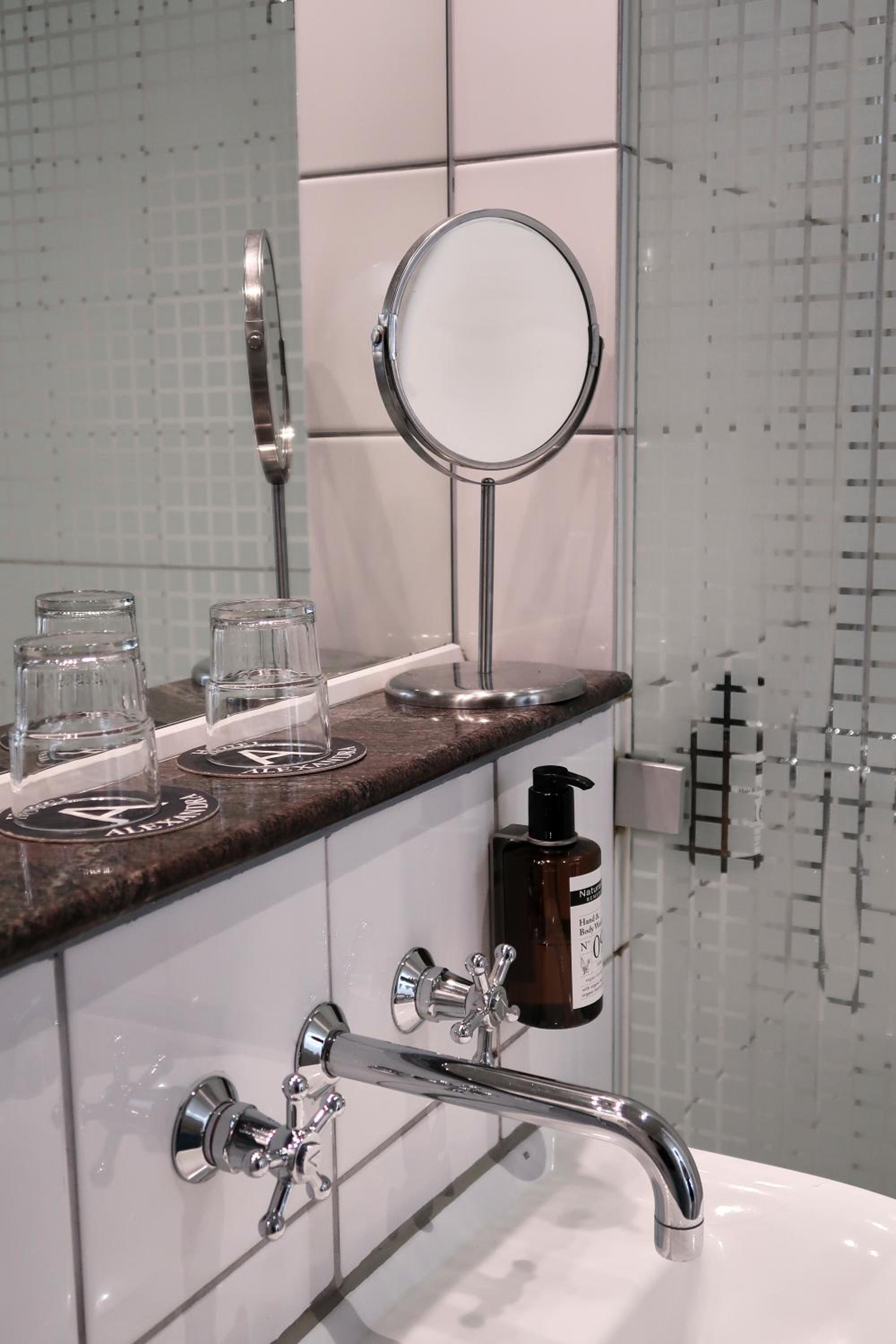 Standard Twin Room - Photo 6