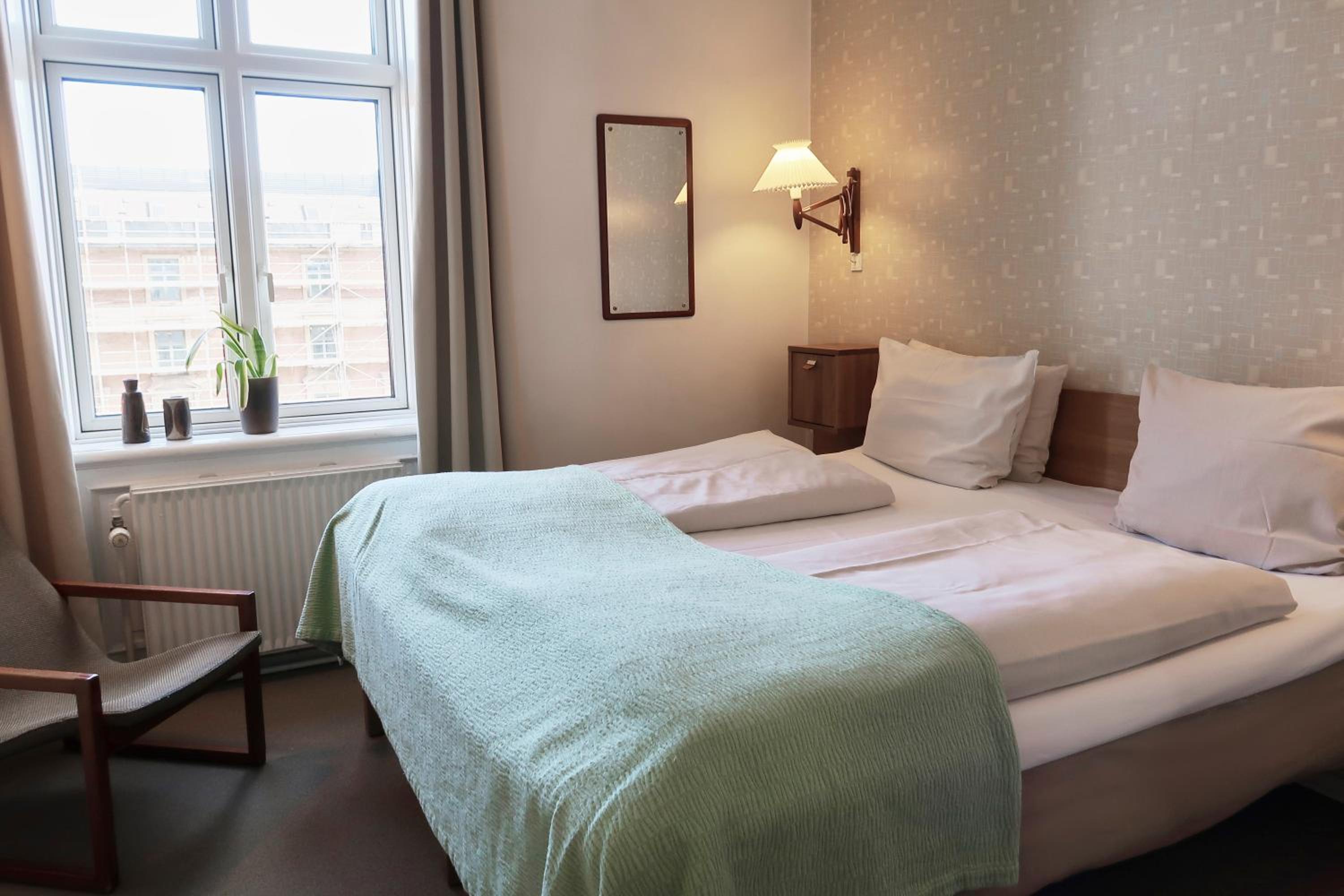 Standard Double Room - Photo 13