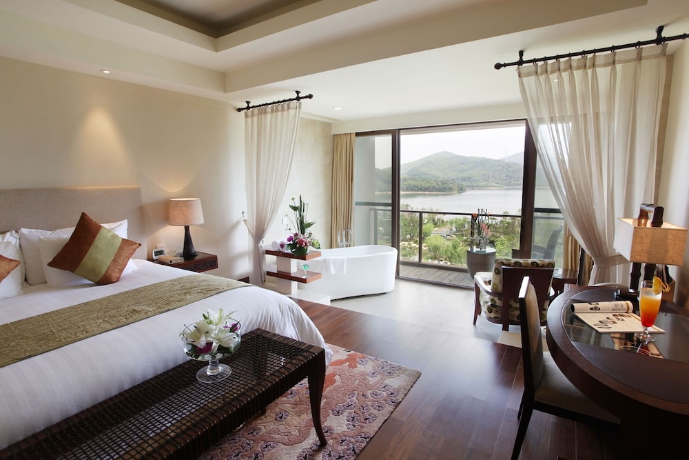 Deluxe Lake-View Suite photo 1