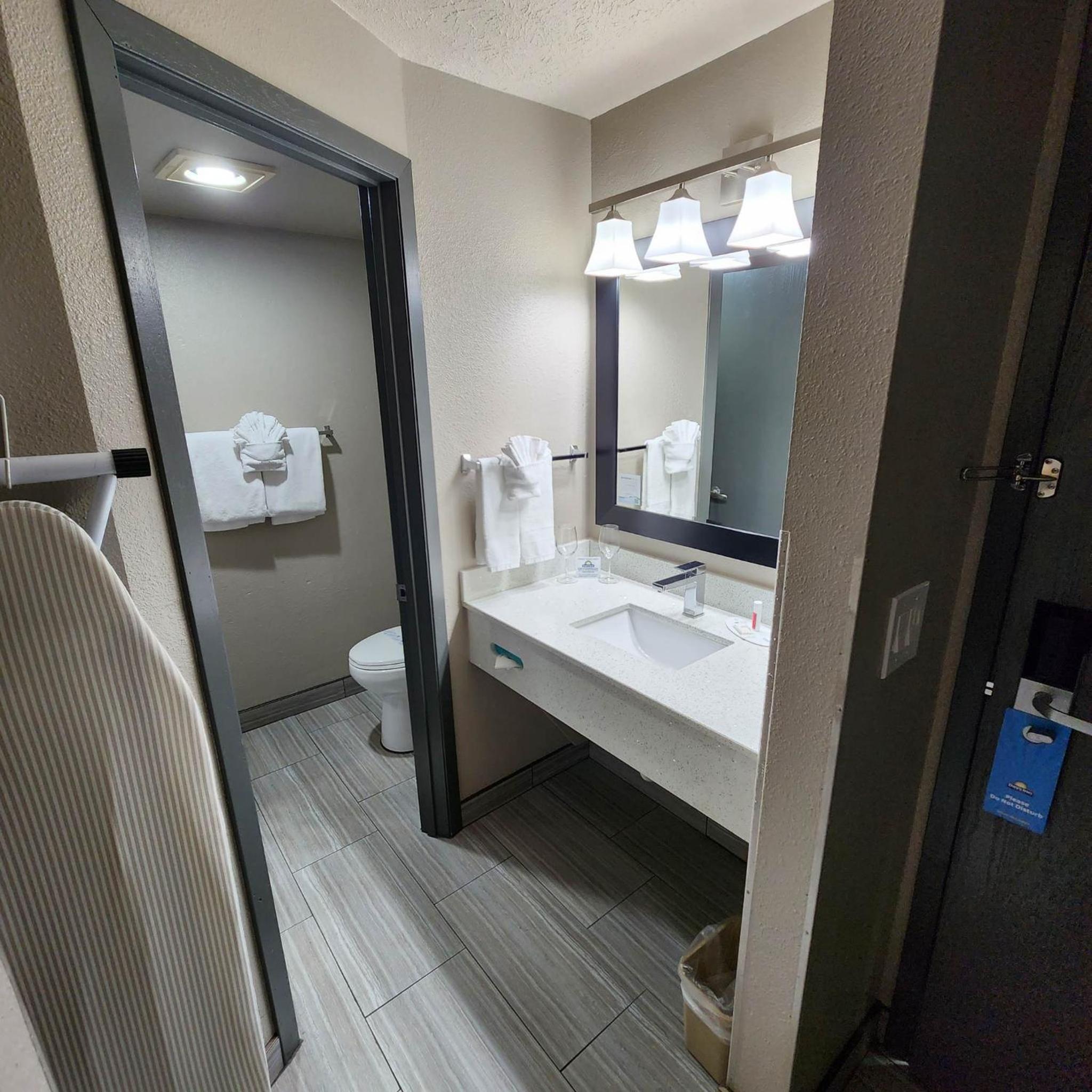 Superior King Room - Non-Smoking - Photo 16