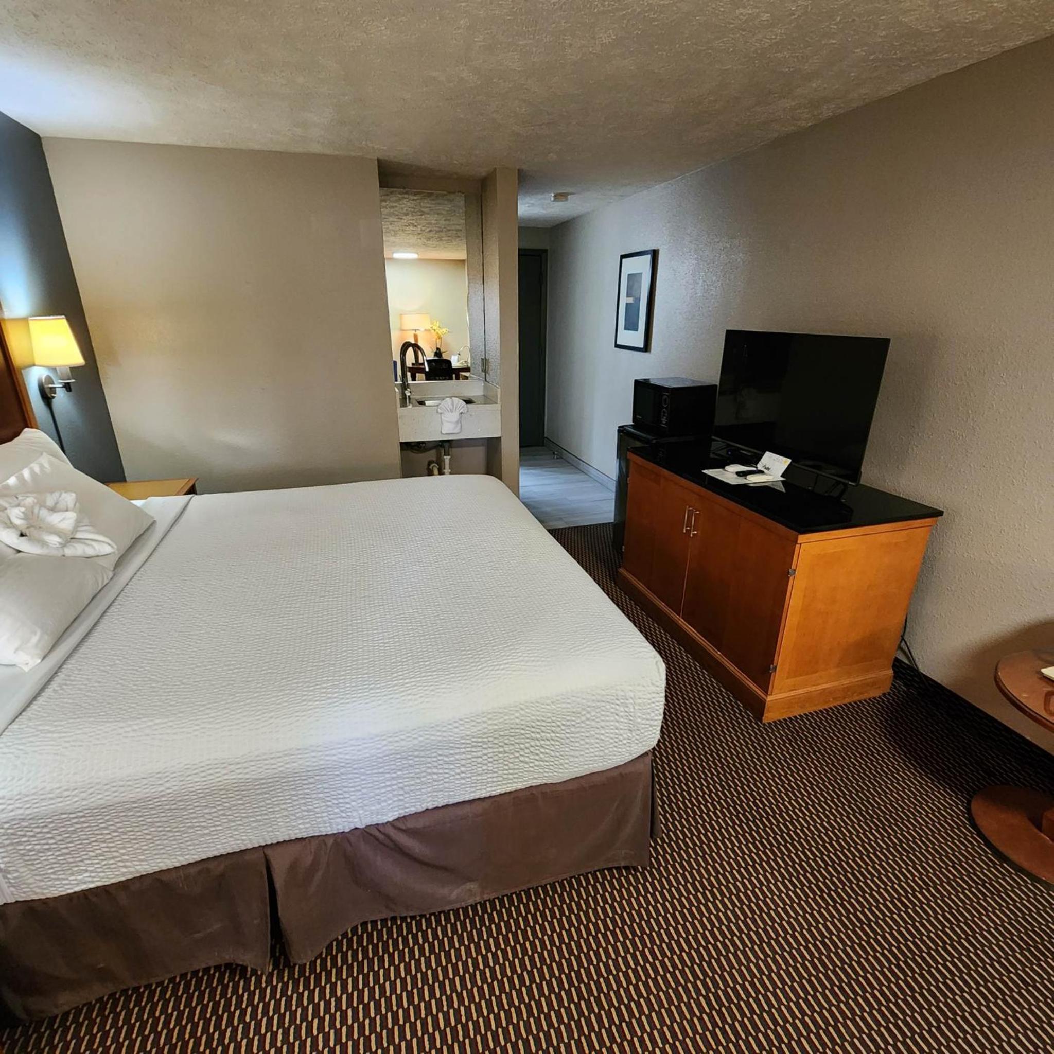 Superior King Room - Non-Smoking - Photo 9