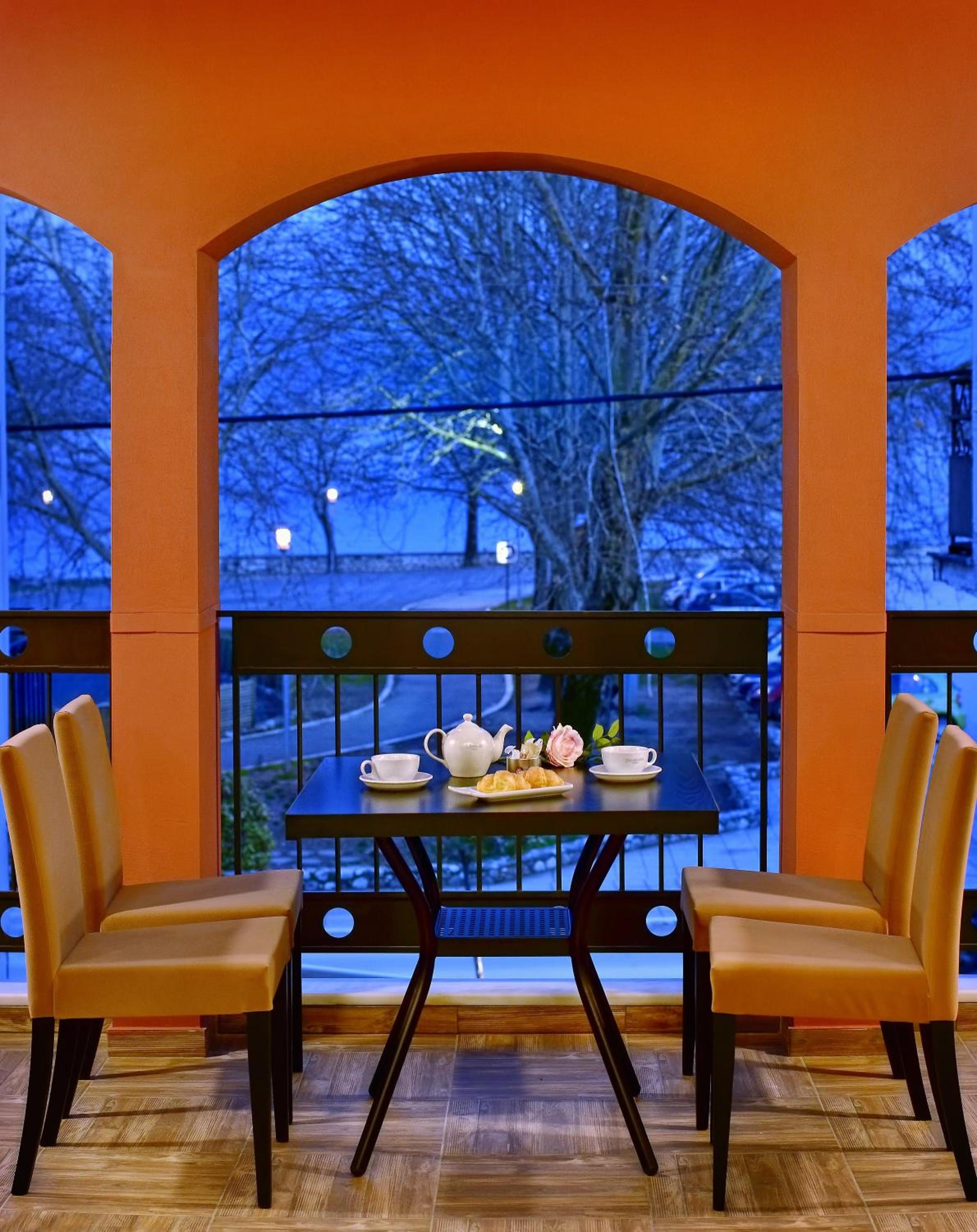 Double Room with Lake View - Photo 4