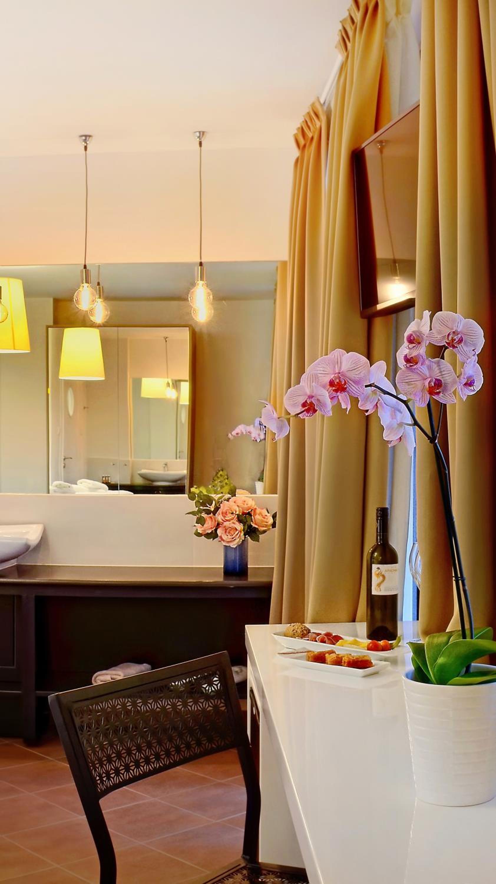 Superior Double Room with Balcony - Photo 9