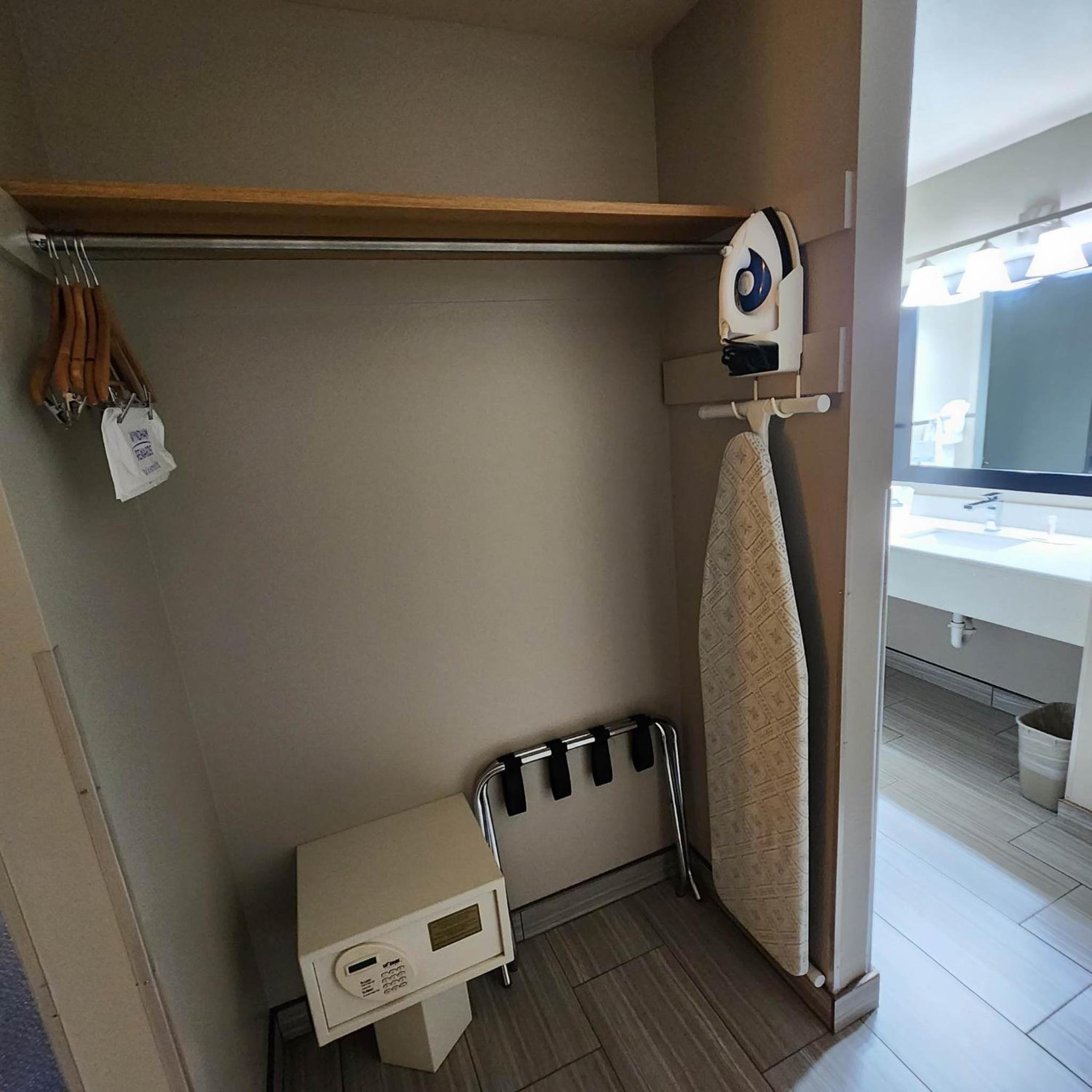 Deluxe King Room - Non-Smoking - Photo 6