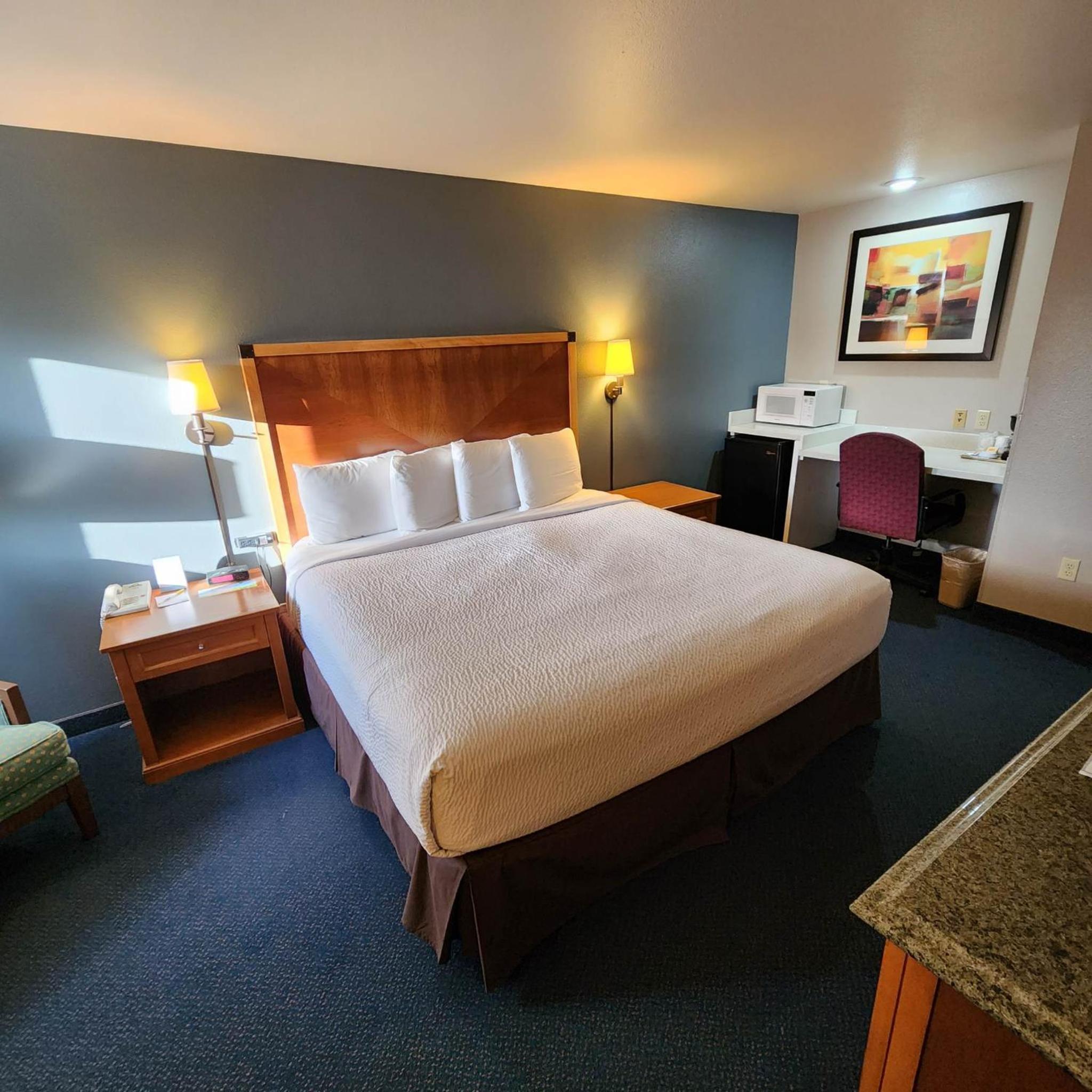 Deluxe King Room - Non-Smoking - Photo 3
