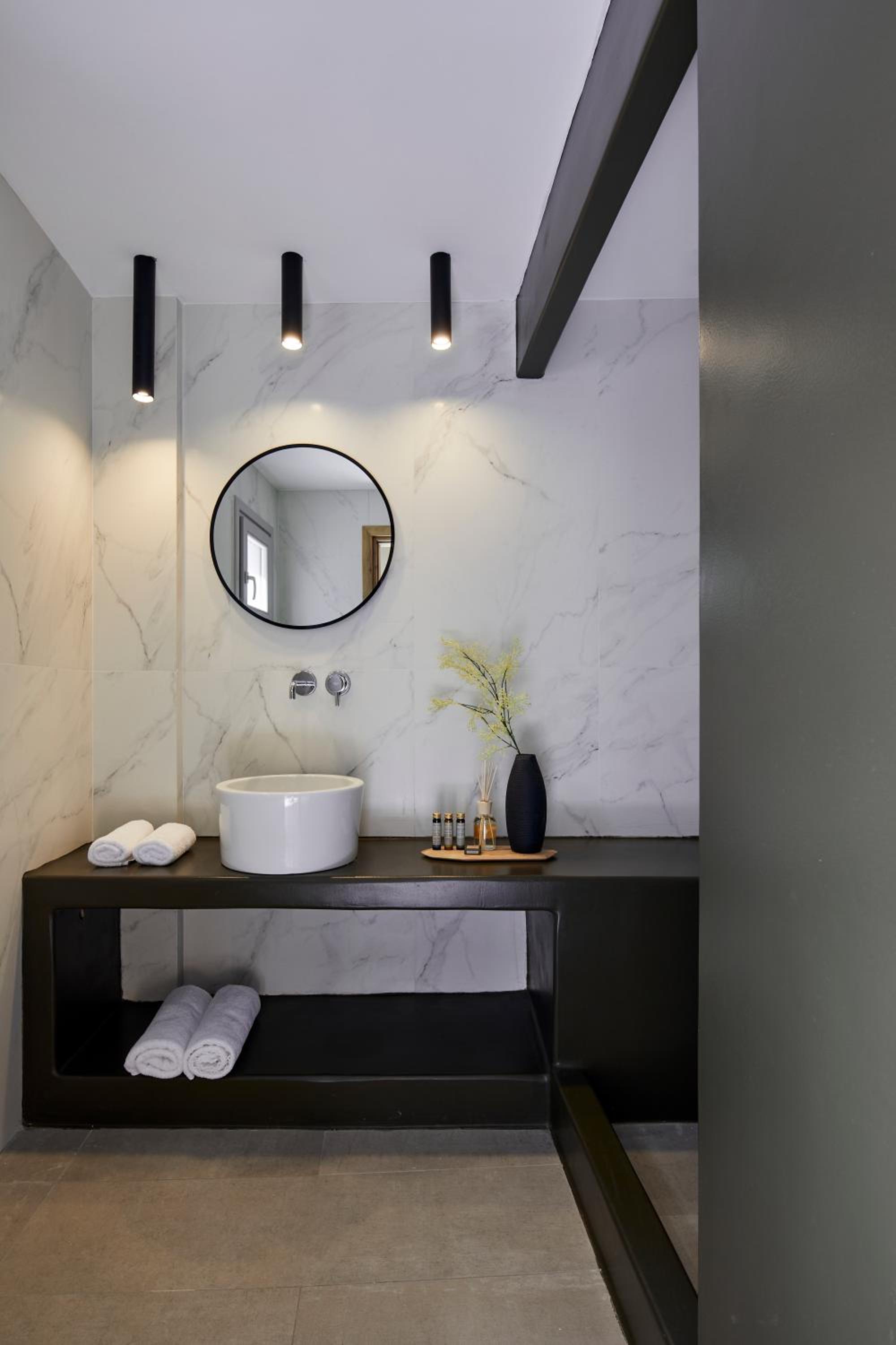 Superior Suite with Sea View - Photo 15