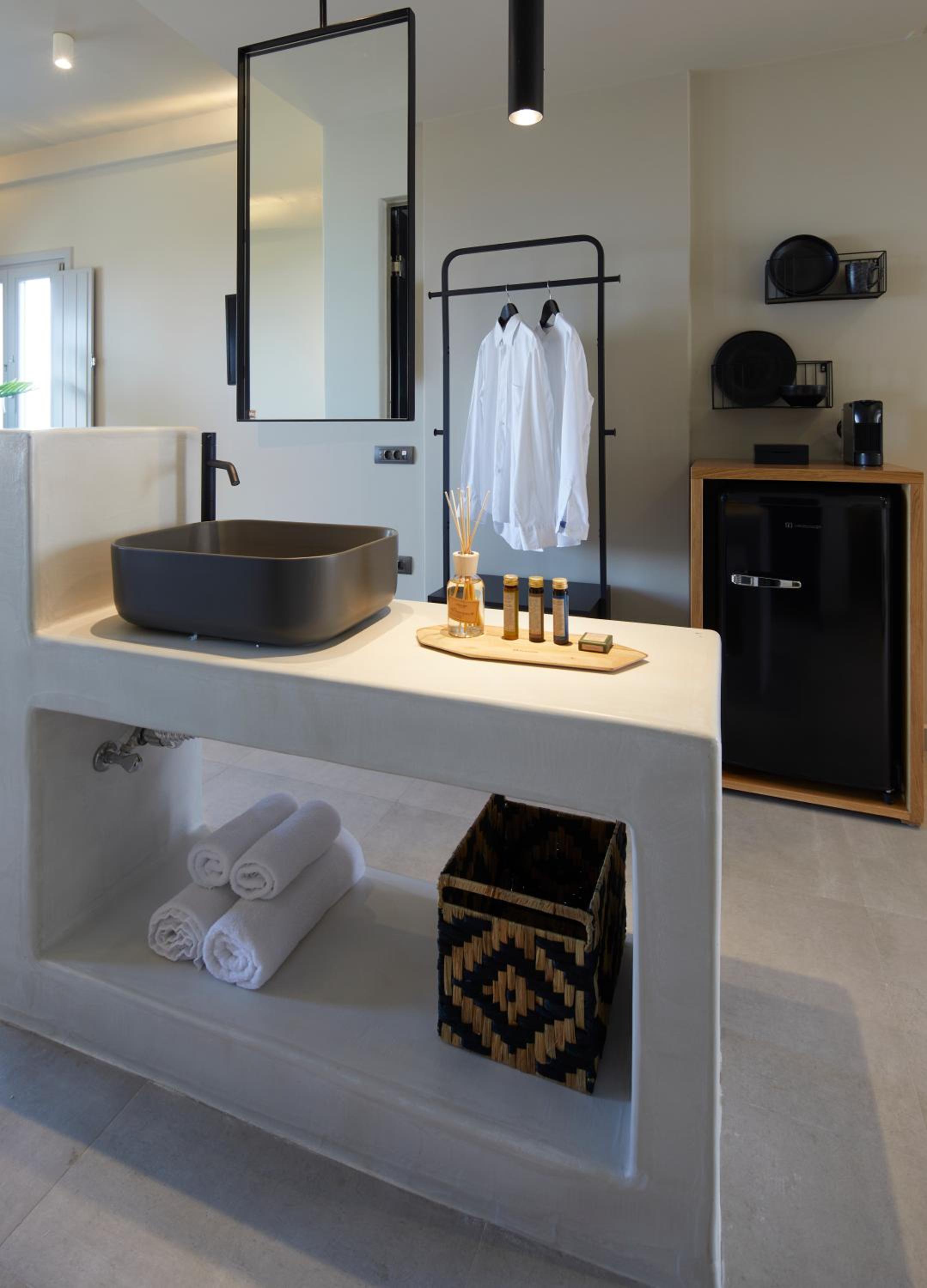 Superior Suite with Sea View - Photo 16