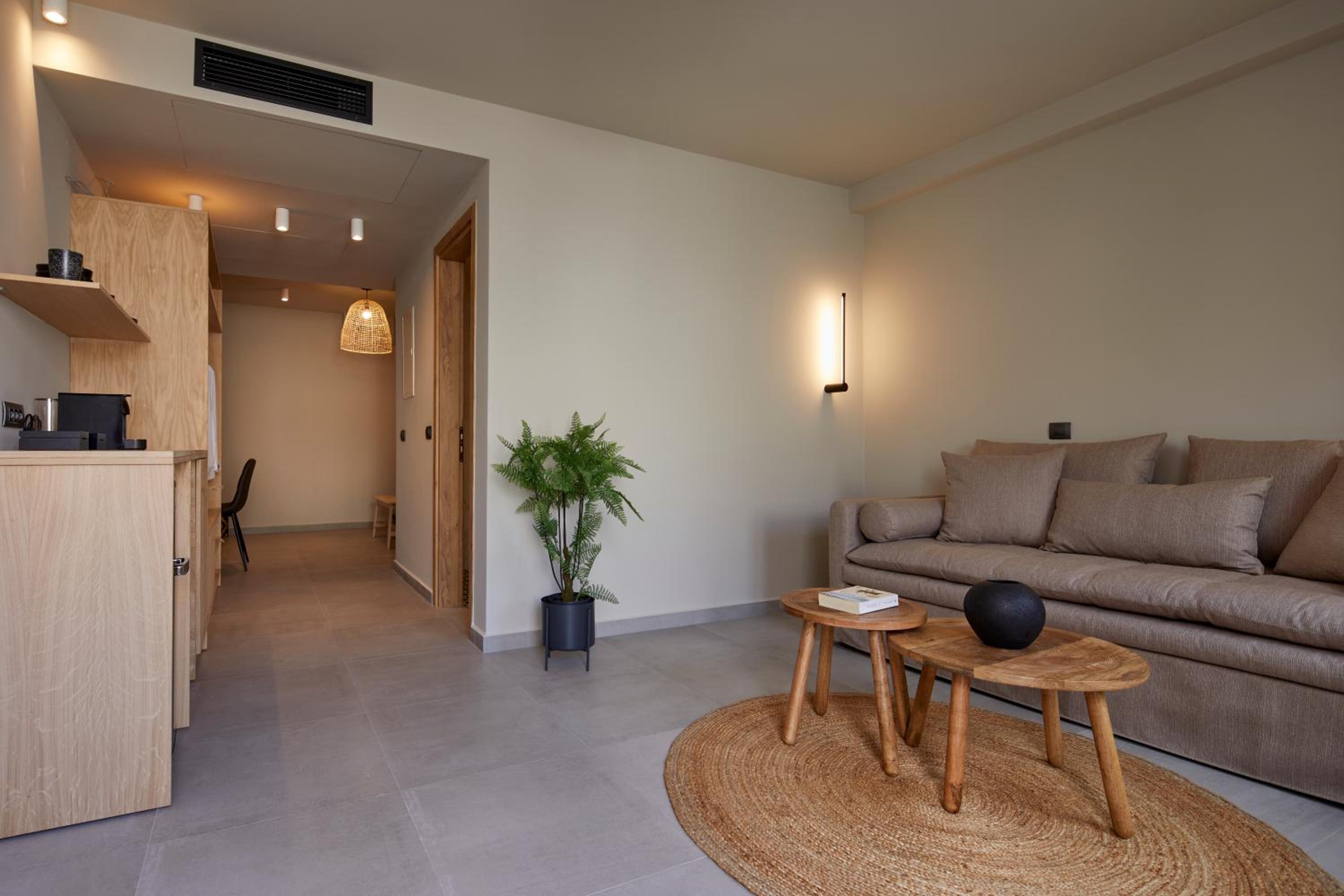 Standard Suite - Photo 9