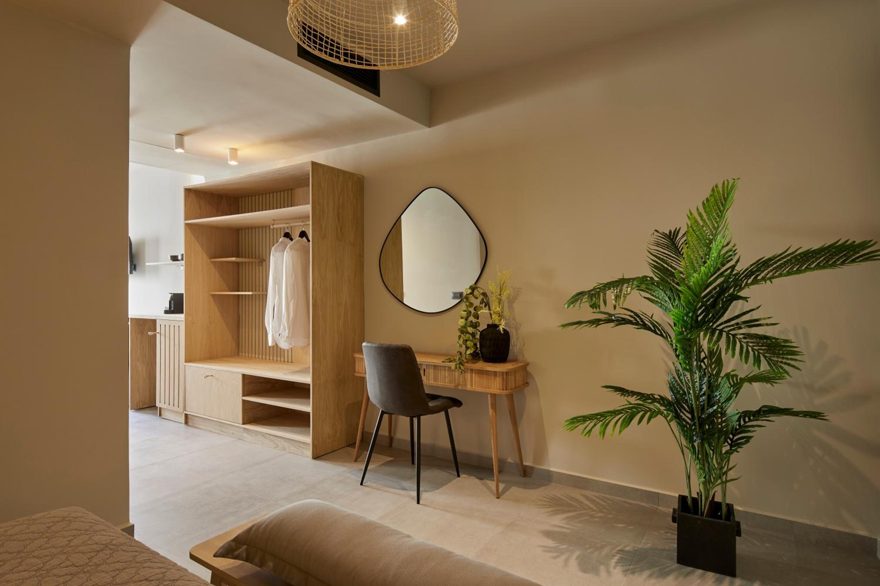Standard Suite - Photo 11